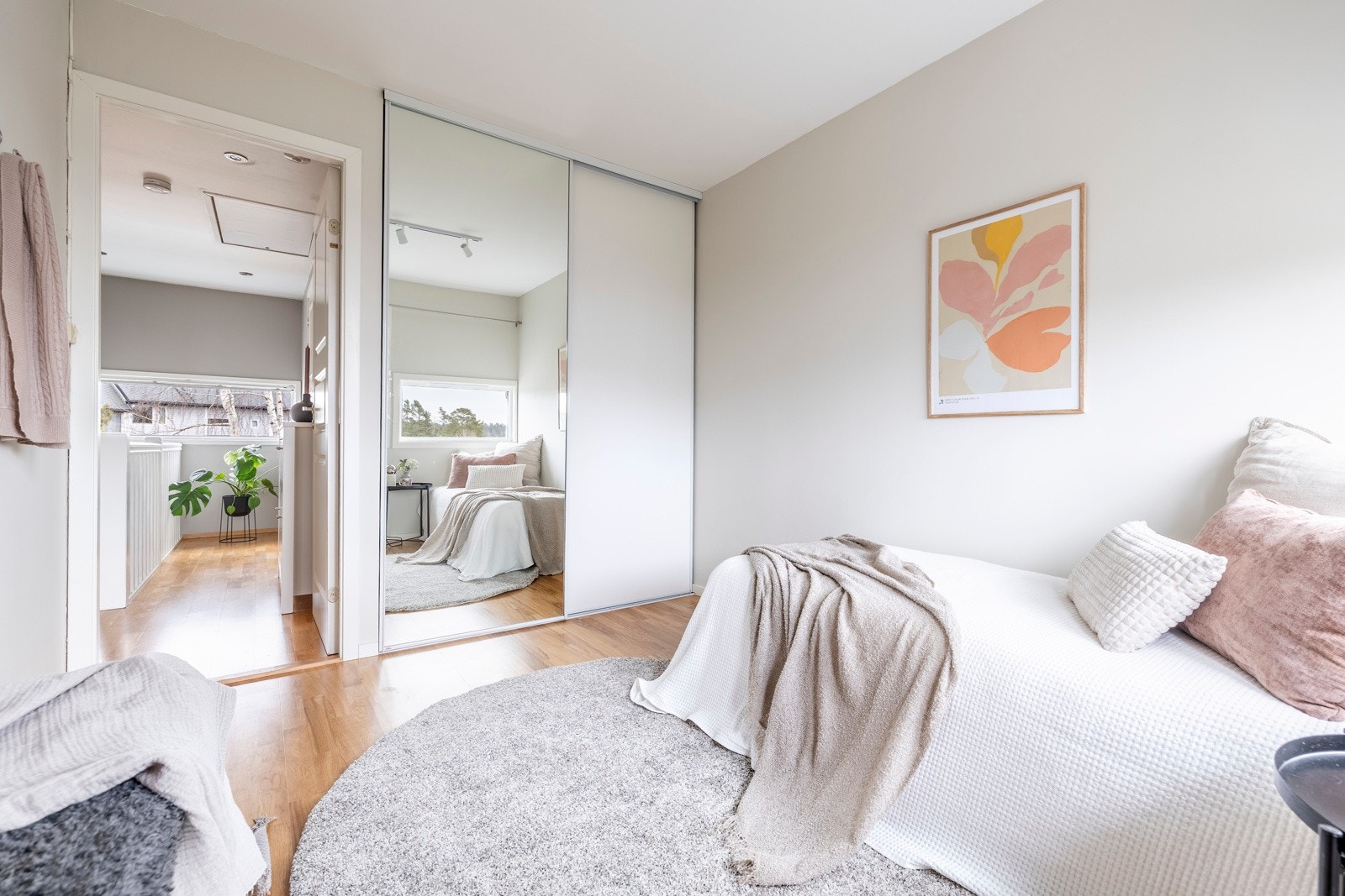 Soverom 3. Soverommene ble pent pusset opp i 2023 og har parkettgulv, delikate, lyse veggfarger og listefri himling med spotlamper. Galleribilde