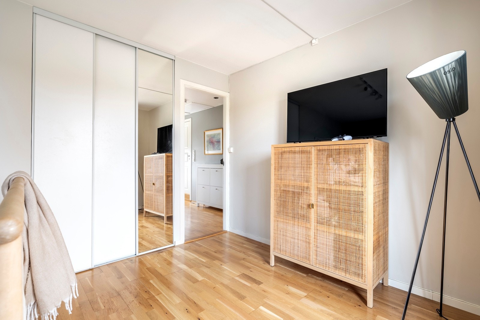 Soverom 1. Rekkehuset har tre lyse og luftige soverom - alle i andre etasje, hvor det også er bad. Fra hovedsoverommet er det utgang til en luftebalkong på ca. 2 kvm med fin utsikt. Galleribilde