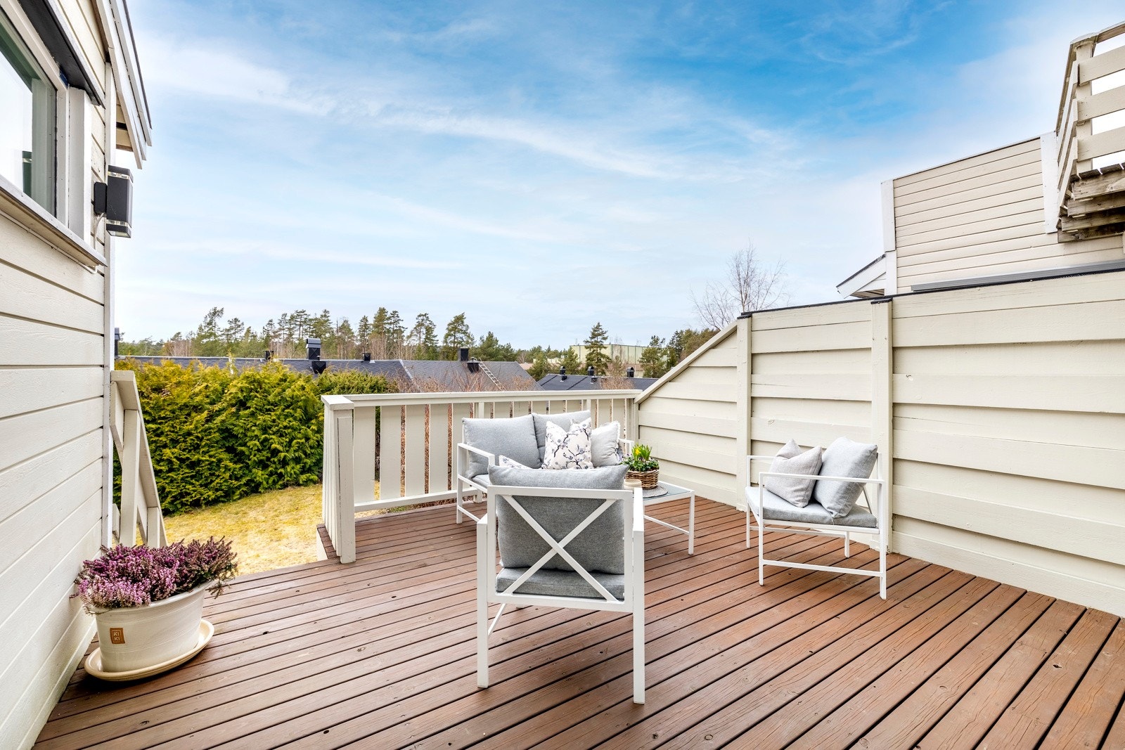 Fra stuen er det utgang til en vestvendt terrasse på ca. 13 kvm med gode solforhold og plass til en komfortabel møbelgruppe. Uteplassen har dekke av terrassebord, levegg mot nabo og ligger opp fra terrenget. Galleribilde