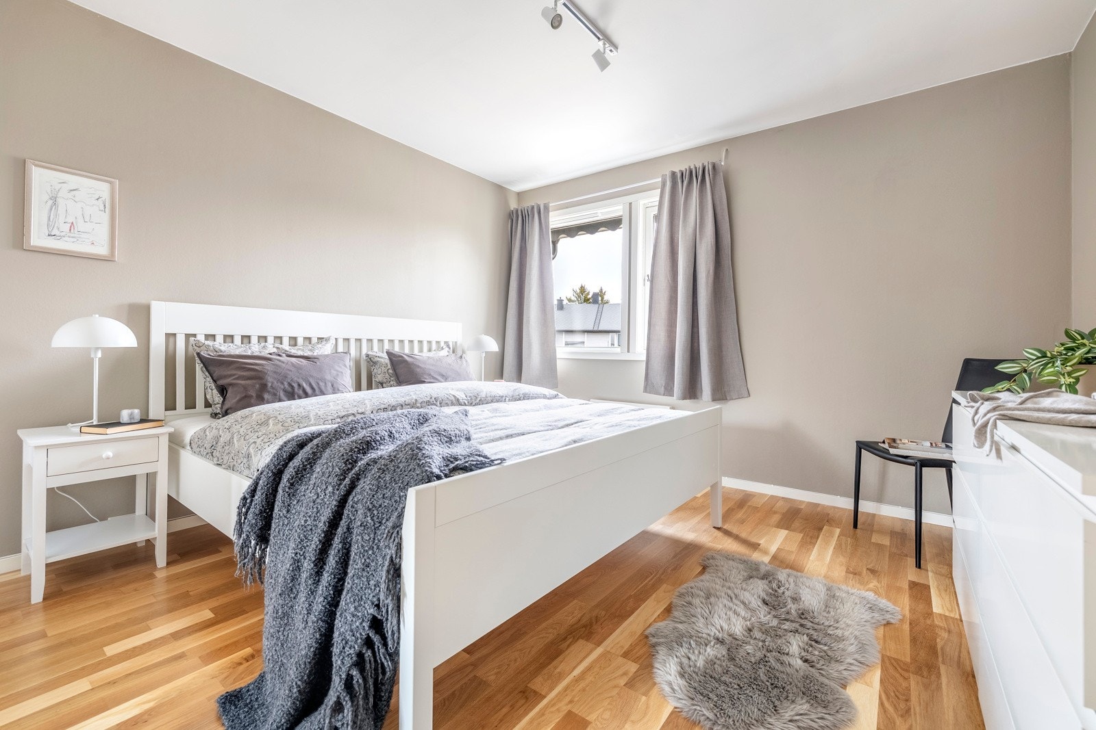 Soverom 2. Alle soverommene er innredet med plassbygde skyvedørsgarderober som gir nok av oppbevaringsplass. Galleribilde