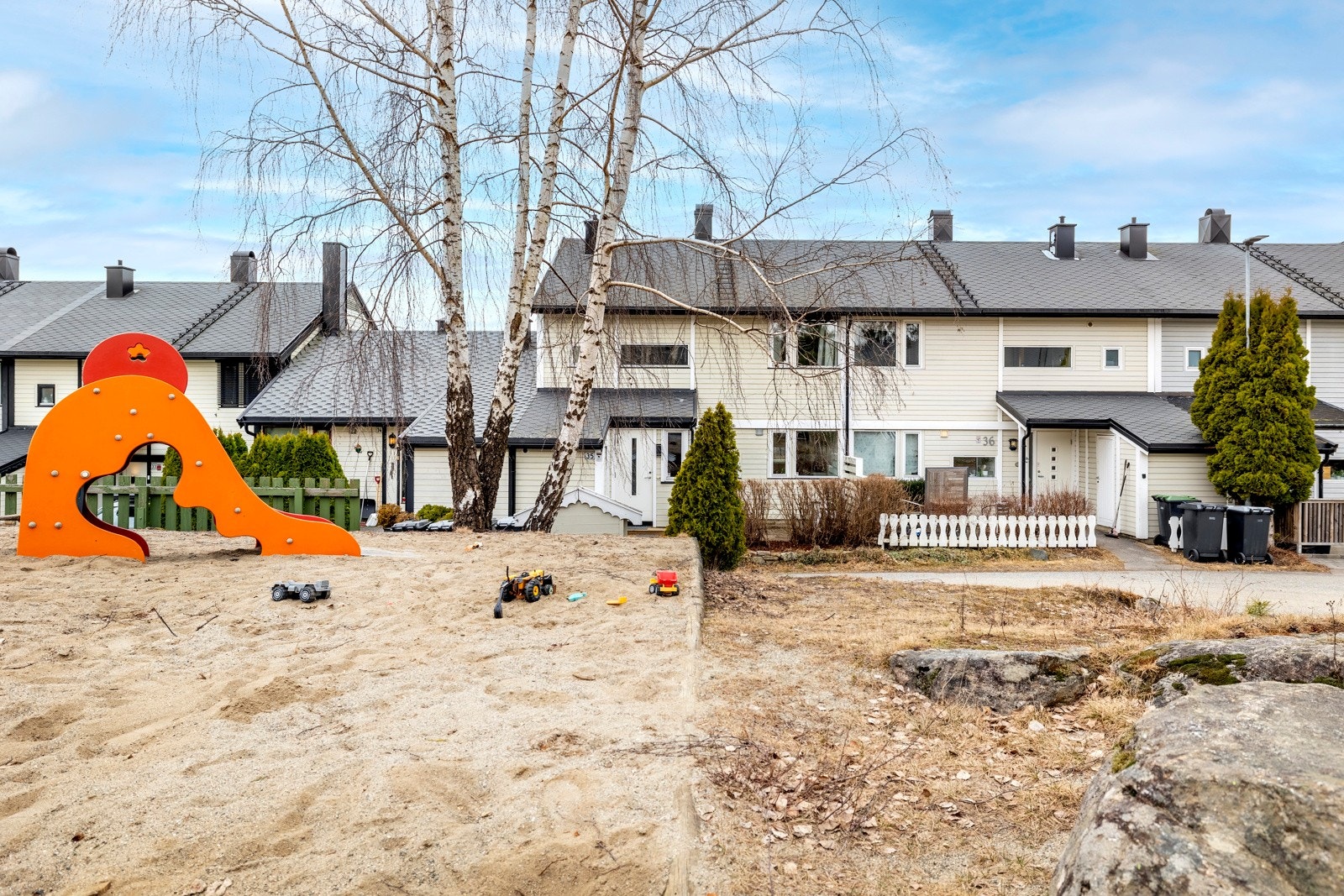 Rekkehuset ligger i et meget familievennlig boligfelt, med nærmeste lekeplass rett utenfor døren. Galleribilde