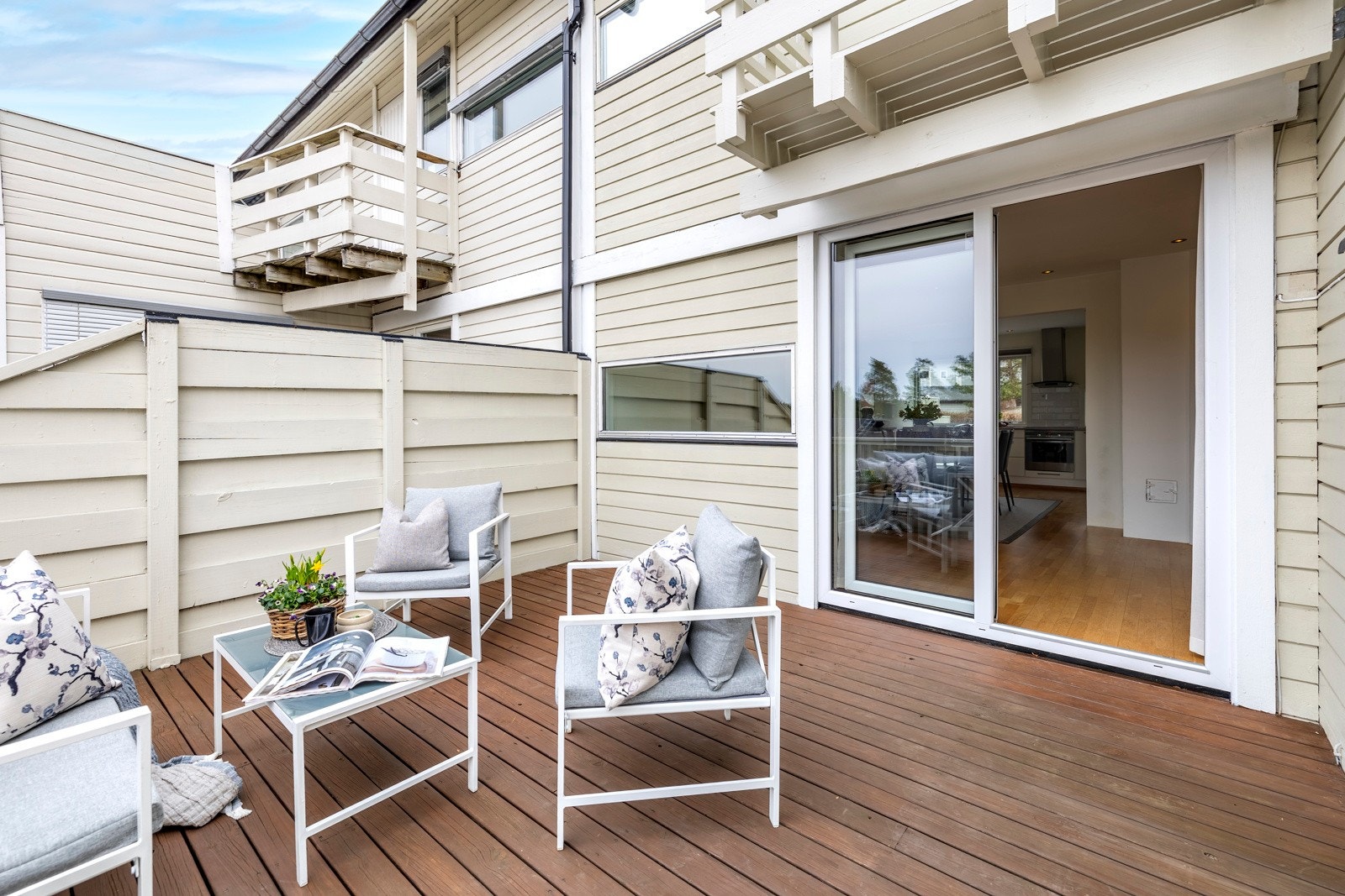 Fra stuen er det utgang til en vestvendt terrasse på ca. 13 kvm med gode solforhold og plass til en komfortabel møbelgruppe. Uteplassen har dekke av terrassebord, levegg mot nabo og ligger opp fra terrenget. Galleribilde