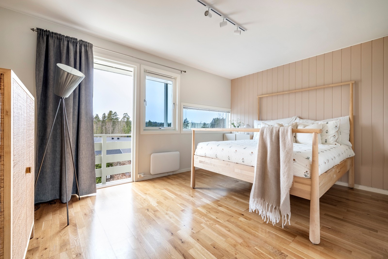 Soverom 1. Rekkehuset har tre lyse og luftige soverom - alle i andre etasje, hvor det også er bad. Fra hovedsoverommet er det utgang til en luftebalkong på ca. 2 kvm med fin utsikt. Galleribilde