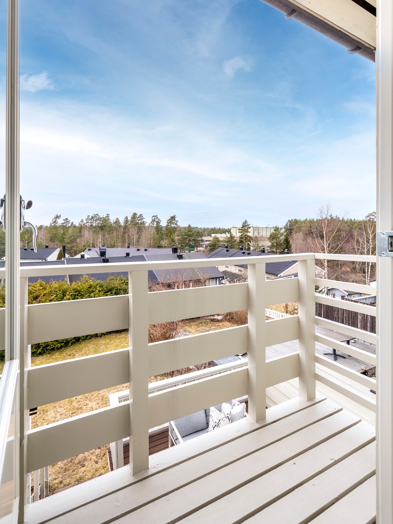 Fra hovedsoverommet er det utgang til en luftebalkong på ca. 2 kvm med fin utsikt. Galleribilde