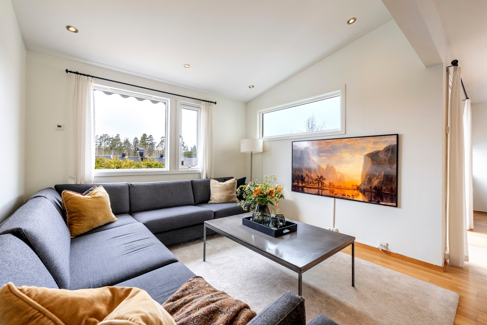 Stuen er påbygget hvor ytterste del har skråhimling som markerer en hyggelig sofa- og tv-krok. Galleribilde