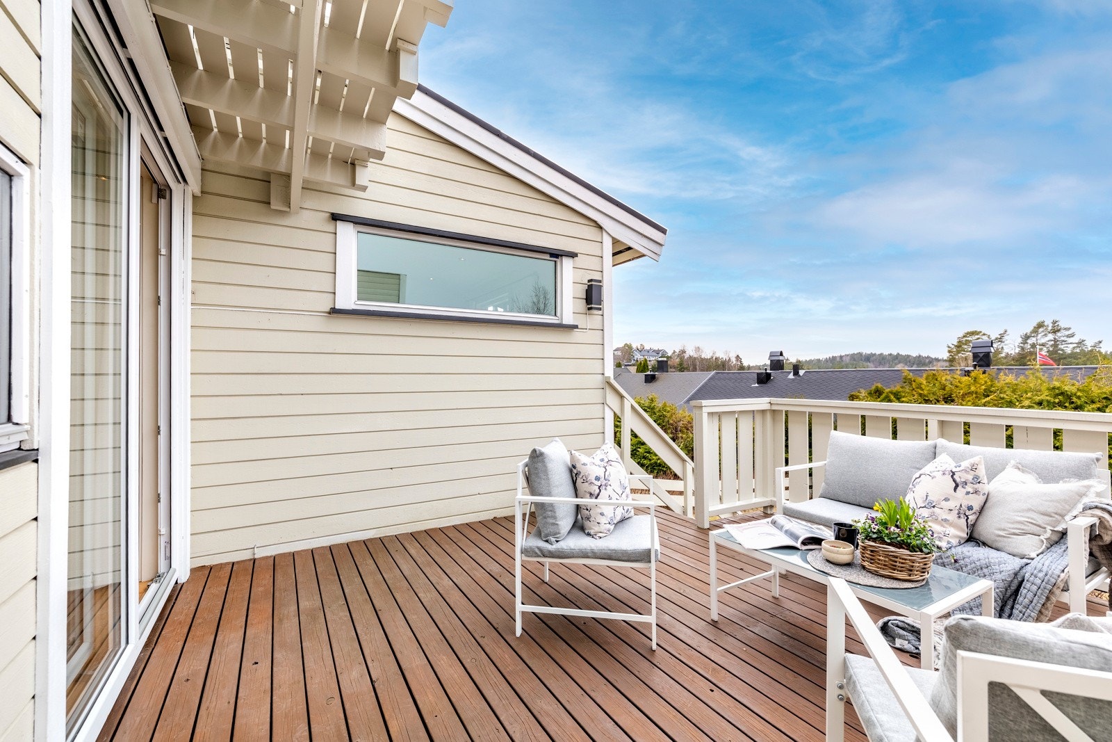 Fra stuen er det utgang til en vestvendt terrasse på ca. 13 kvm med gode solforhold og plass til en komfortabel møbelgruppe. Uteplassen har dekke av terrassebord, levegg mot nabo og ligger opp fra terrenget. Galleribilde