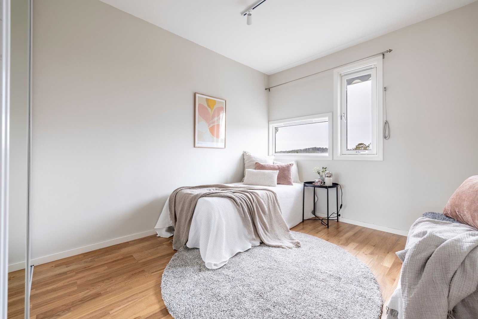 Soverom 3. Soverommene ble pent pusset opp i 2023 og har parkettgulv, delikate, lyse veggfarger og listefri himling med spotlamper. Galleribilde