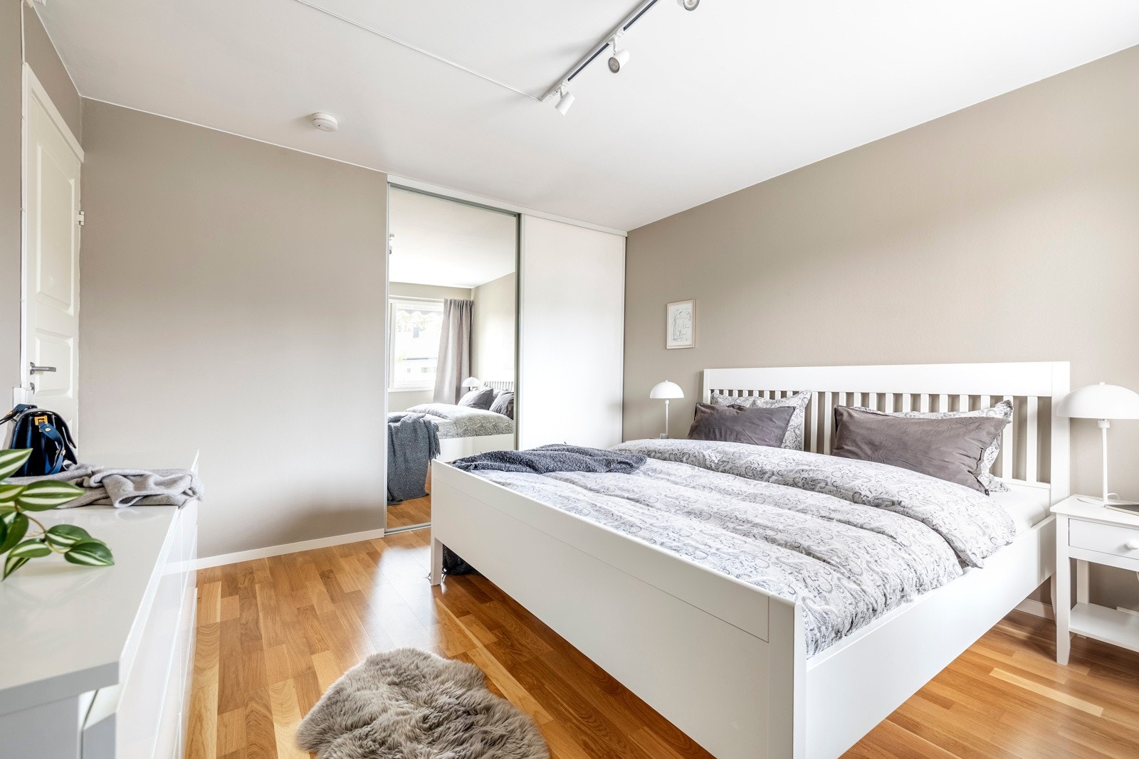 Soverom 2. Alle soverommene er innredet med plassbygde skyvedørsgarderober som gir nok av oppbevaringsplass. Galleribilde