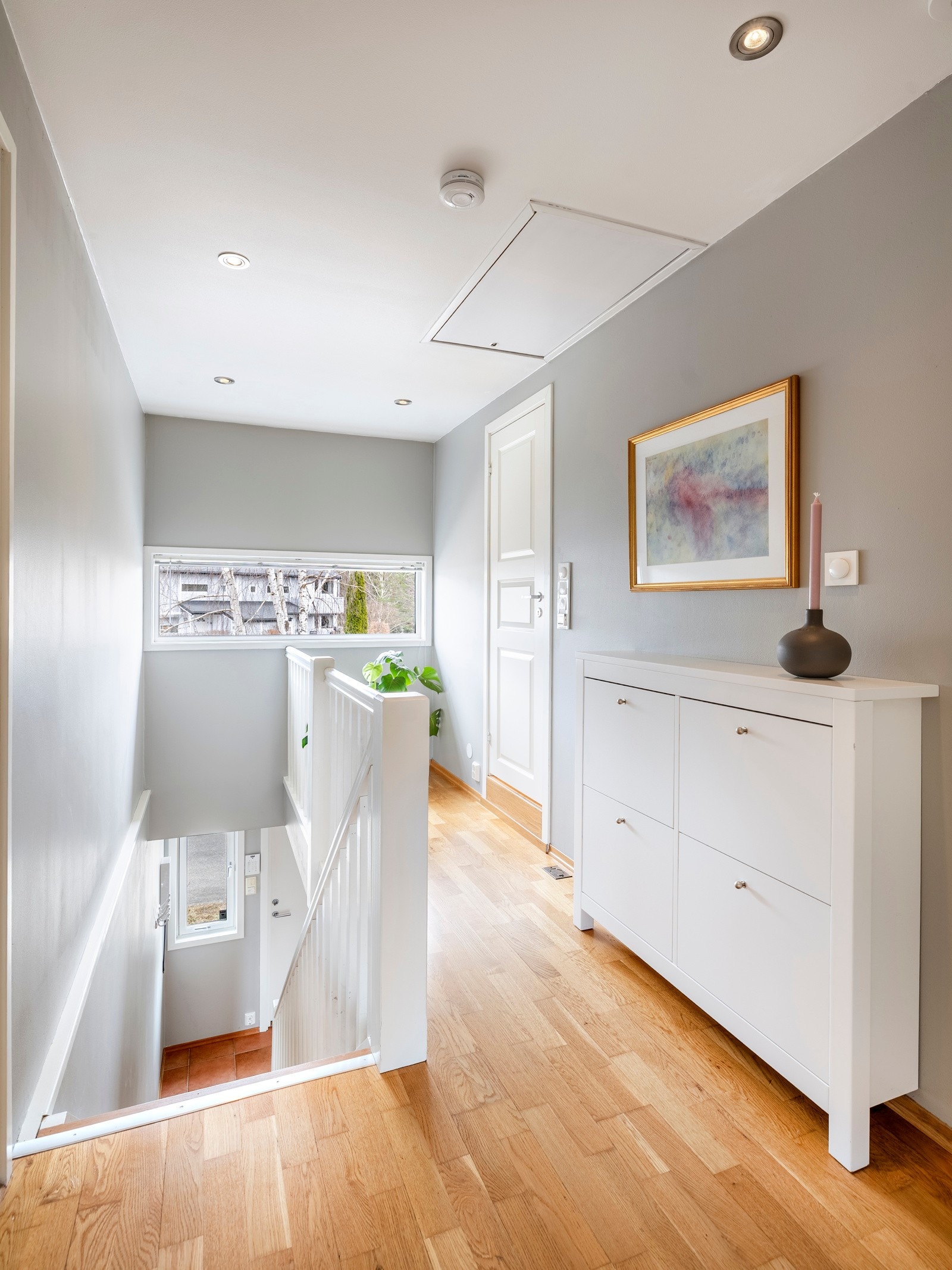 Soveromsgang i andre etasje med inngang til tre soverom og bad. Galleribilde