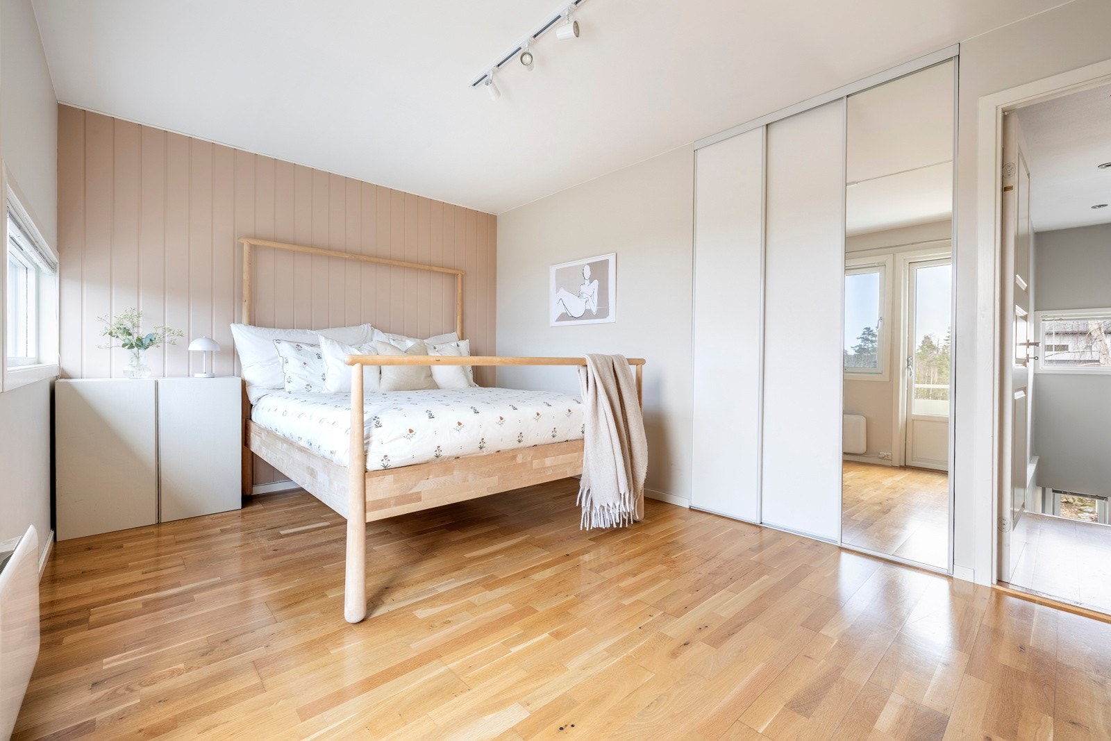 Soverom 1. Rekkehuset har tre lyse og luftige soverom - alle i andre etasje, hvor det også er bad. Fra hovedsoverommet er det utgang til en luftebalkong på ca. 2 kvm med fin utsikt. Galleribilde