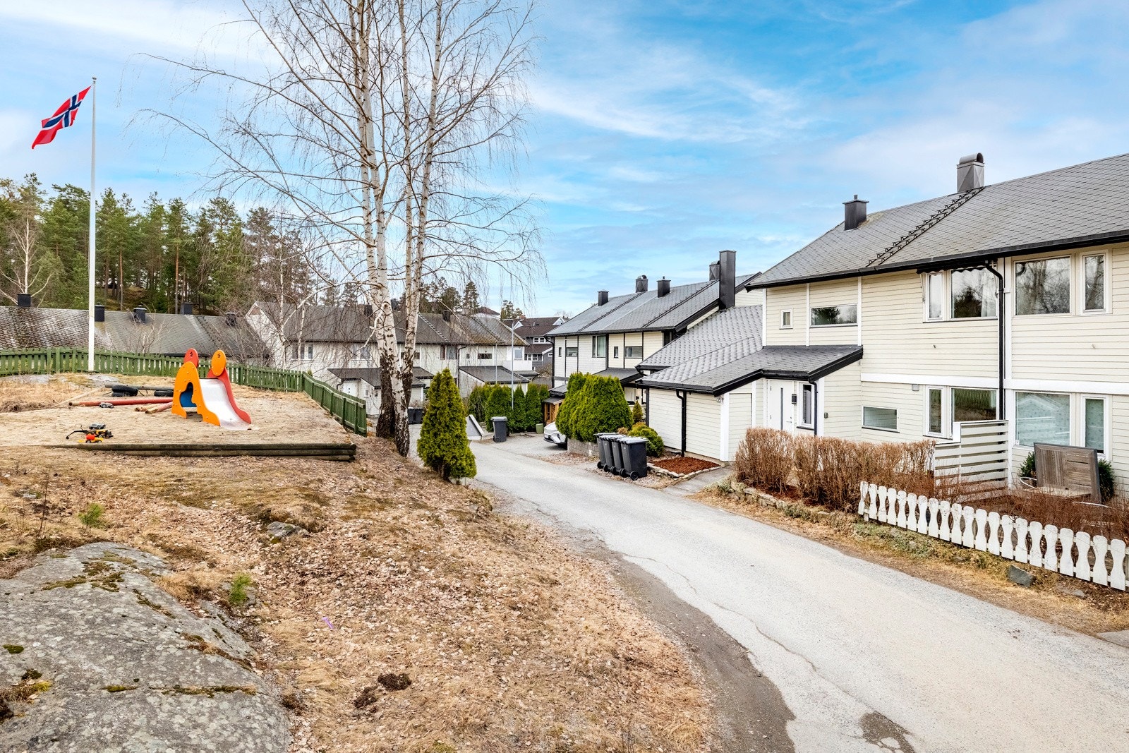Rekkehuset ligger i et meget familievennlig boligfelt, med nærmeste lekeplass rett utenfor døren. Galleribilde