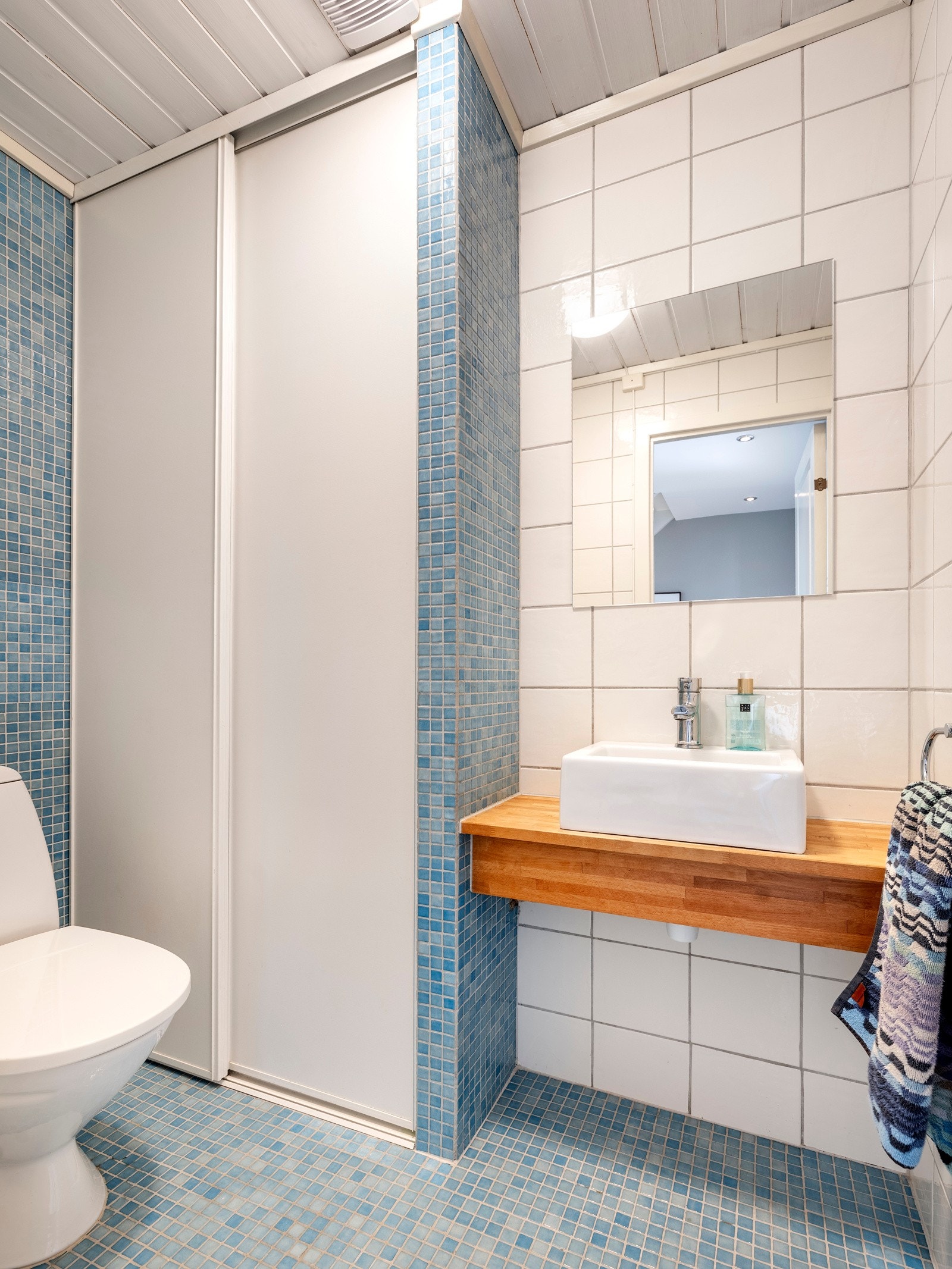 Boligen har et bad i andre etasje, et toalettrom i første etasje og en bod innredet med opplegg for vaskemaskin. Toalettrommet ble pusset opp i 2007 med ,gulvvarne, blå mosaikkfliser på gulvet, en av veggene og på siden av en plassbygd skyvedørsgarderobe. Galleribilde