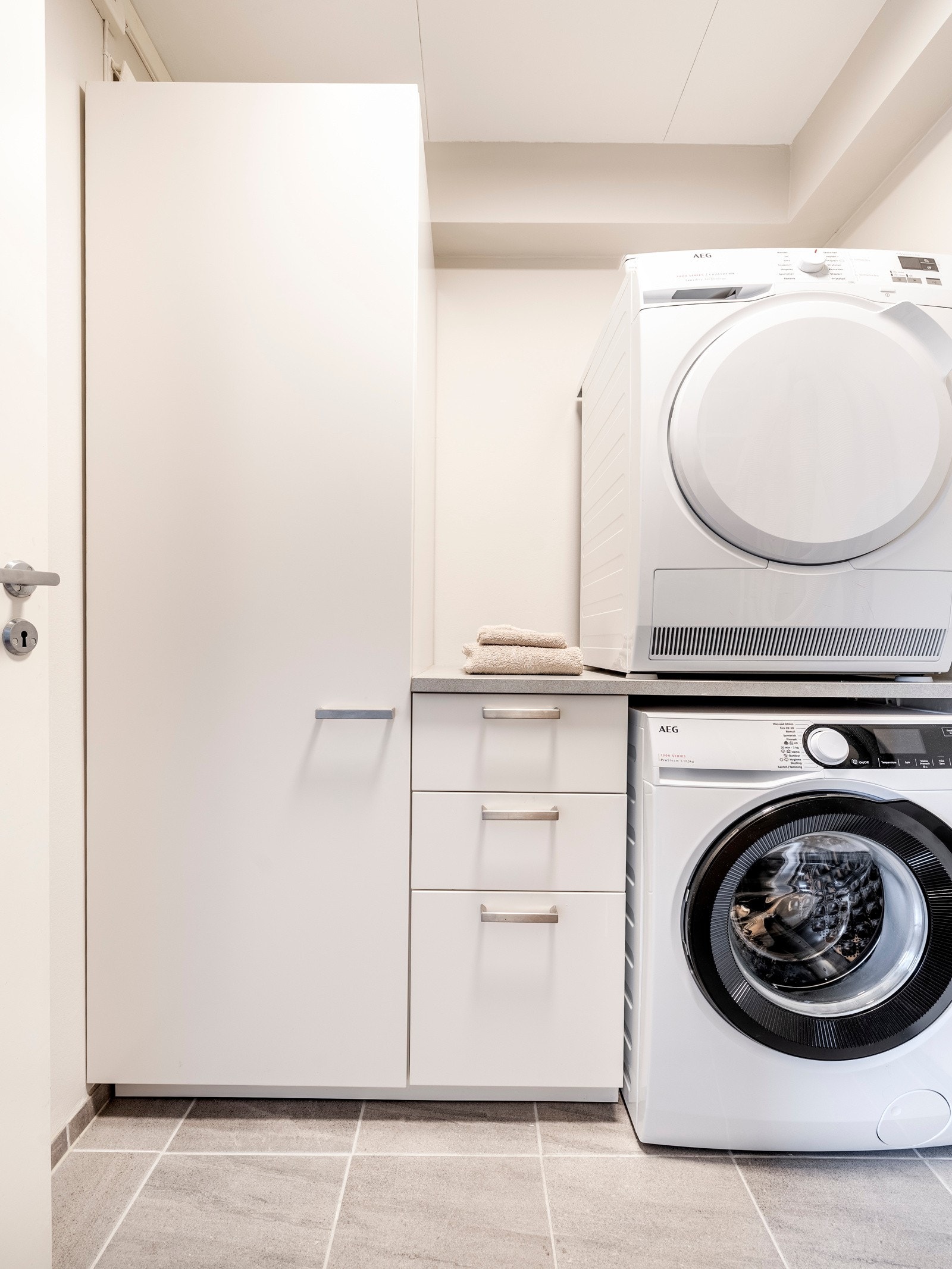 Boligen har et bad i andre etasje, et toalettrom i første etasje og en bod innredet med opplegg for vaskemaskin. Toalettrommet ble pusset opp i 2007 med ,gulvvarne, blå mosaikkfliser på gulvet, en av veggene og på siden av en plassbygd skyvedørsgarderobe. Galleribilde