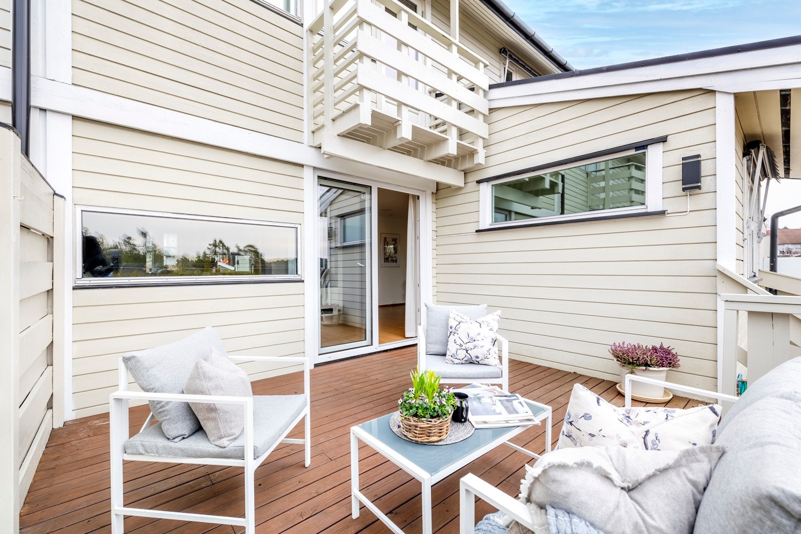 Fra stuen er det utgang til en vestvendt terrasse på ca. 13 kvm med gode solforhold og plass til en komfortabel møbelgruppe. Uteplassen har dekke av terrassebord, levegg mot nabo og ligger opp fra terrenget. Galleribilde