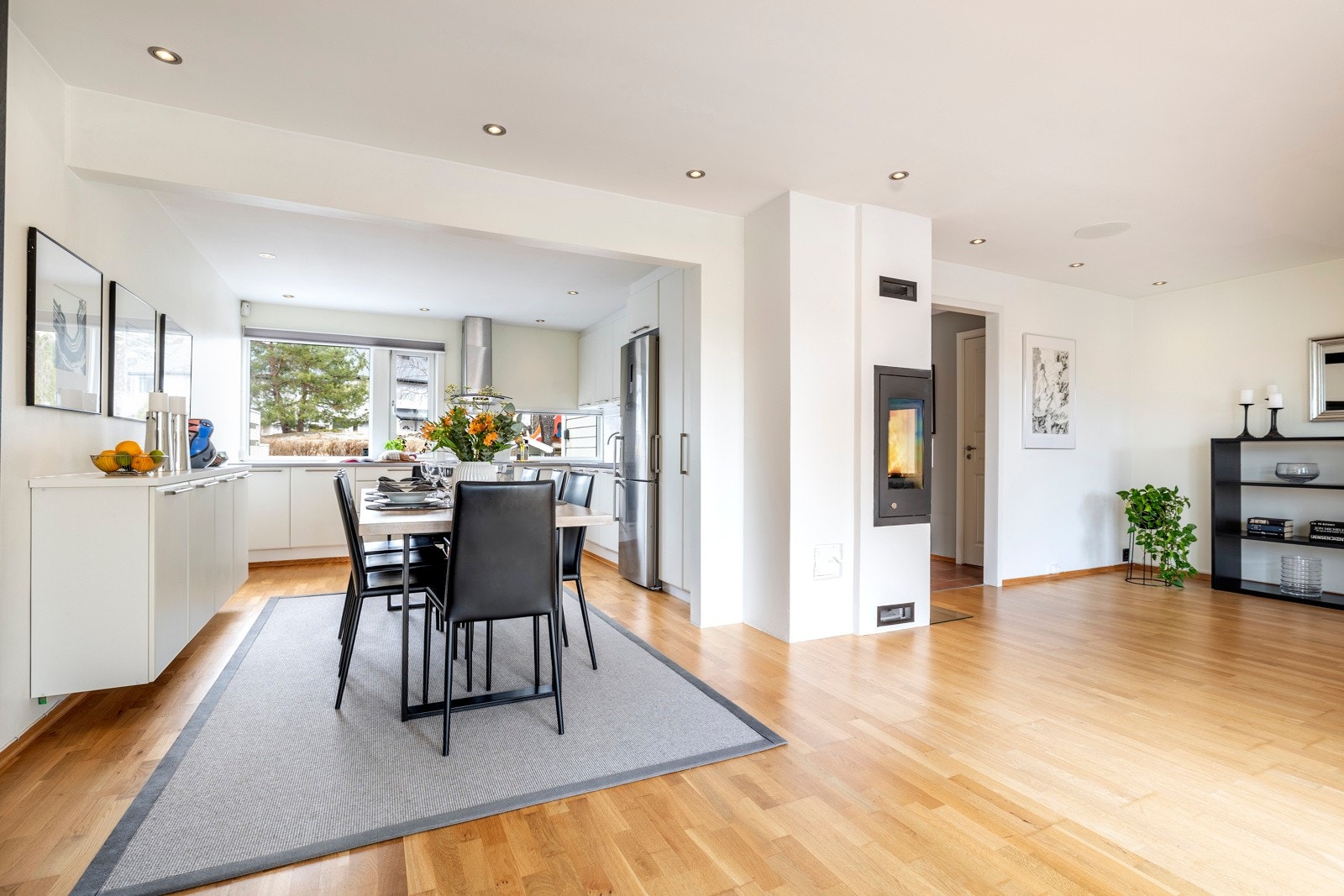 Stuen er lys og gjennomgående med vinduer på to sider, åpen kjøkkenløsning og utgang til en vestvendt terrasse mot hagen. Rommet ble pusset opp i 2015/2016 og har parkettgulv, lysmalte vegger og listefri himling med dimmbare LED downlights. Galleribilde