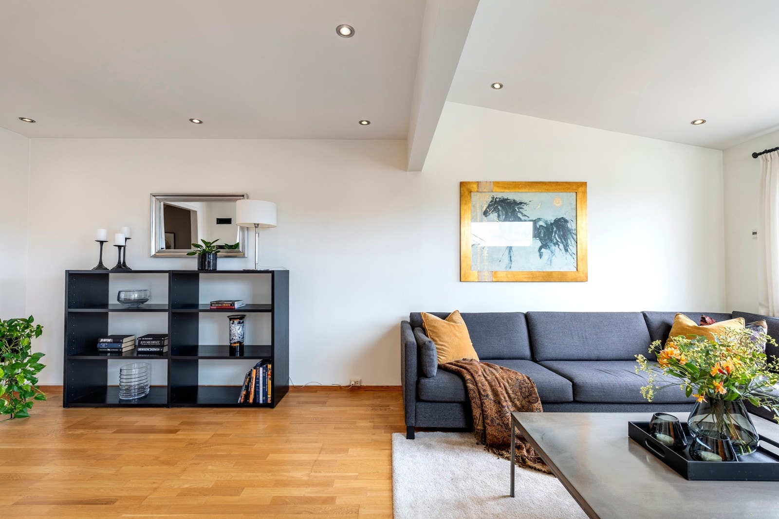 Stuen er påbygget hvor ytterste del har skråhimling som markerer en hyggelig sofa- og tv-krok. Galleribilde