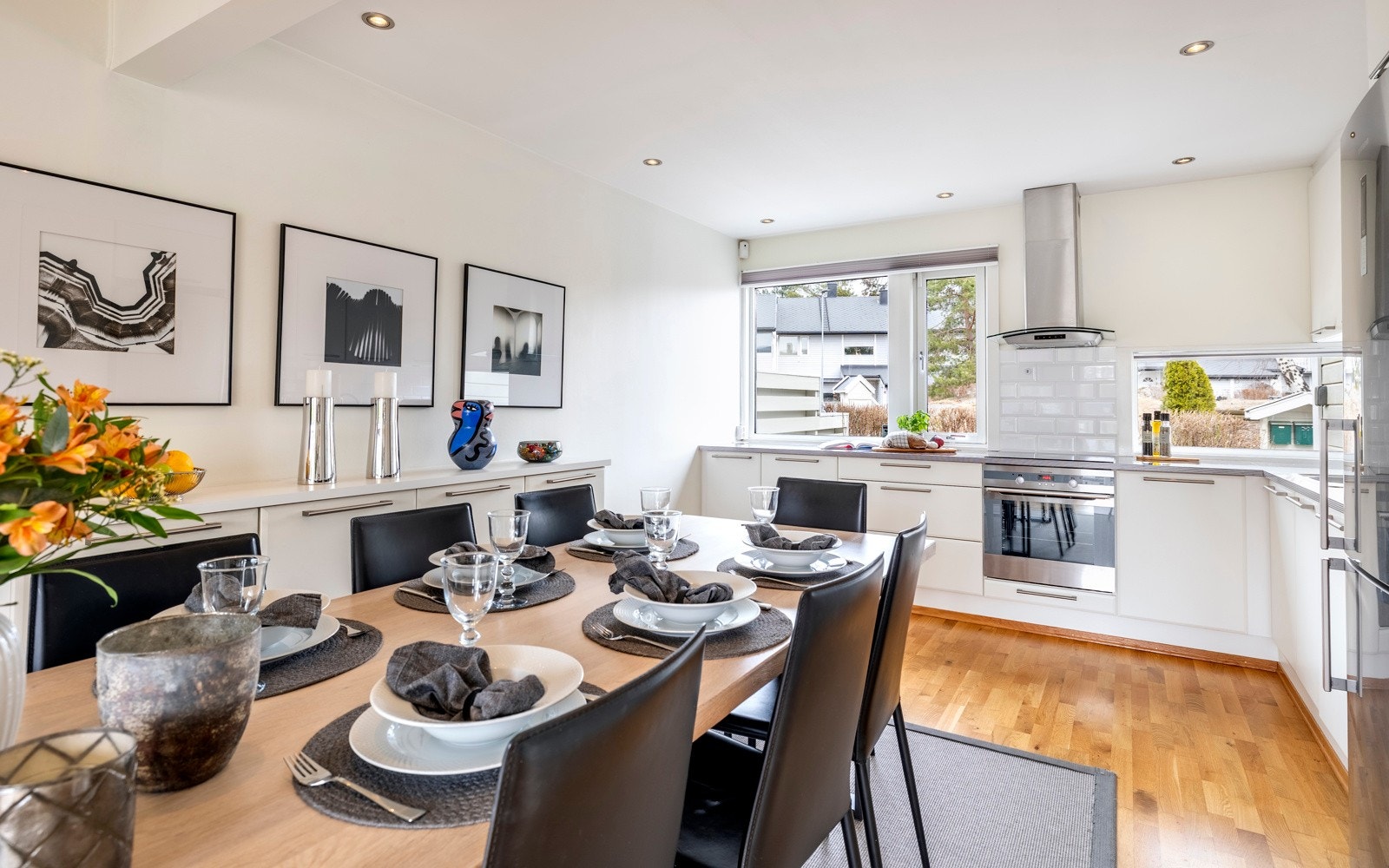 Mellom kjøkken og stue er det god plass til et større spisebord. Galleribilde