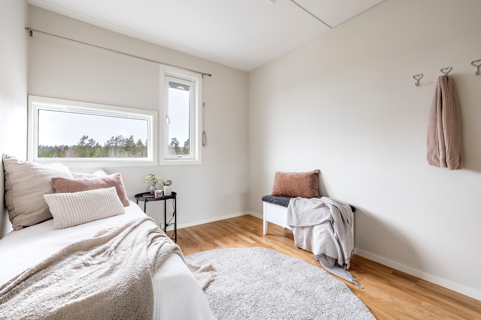 Soverom 3. Soverommene ble pent pusset opp i 2023 og har parkettgulv, delikate, lyse veggfarger og listefri himling med spotlamper. Galleribilde