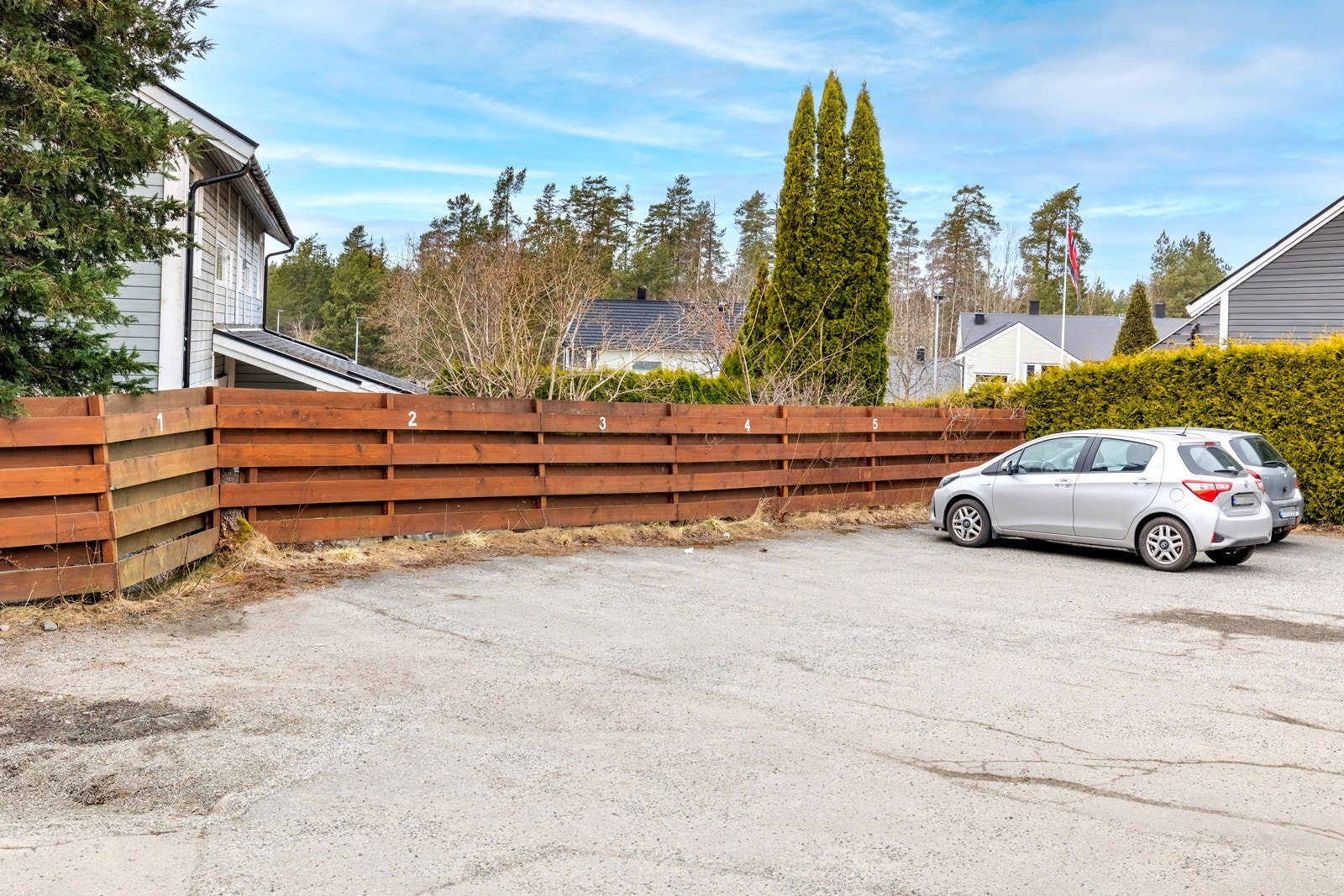 Gjesteparkeringsplasser for gjester til beboere. Galleribilde