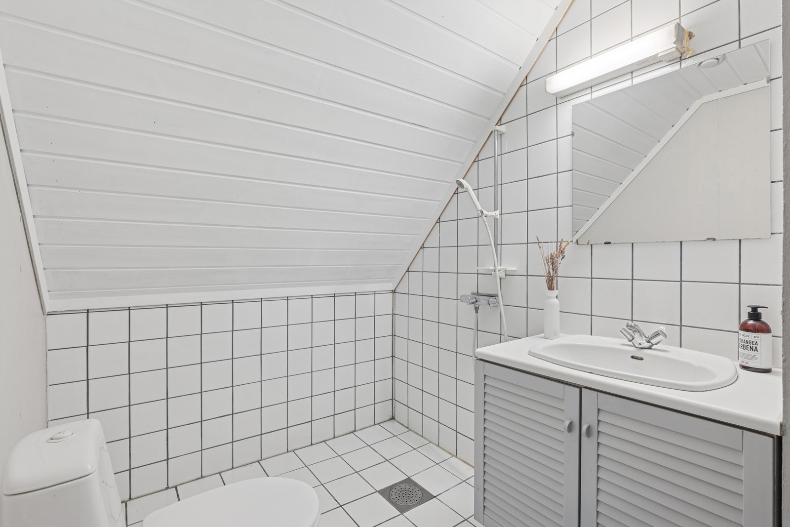 Praktisk bad i 2. etg med wc, servantskap og dusj. Galleribilde