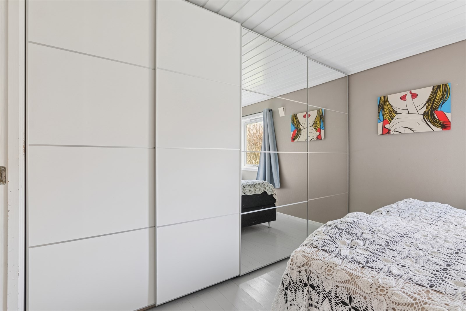 Her er det romslig skyvedørsgarderobe og plass til flere oppbevaringsmøbler ved behov. Galleribilde