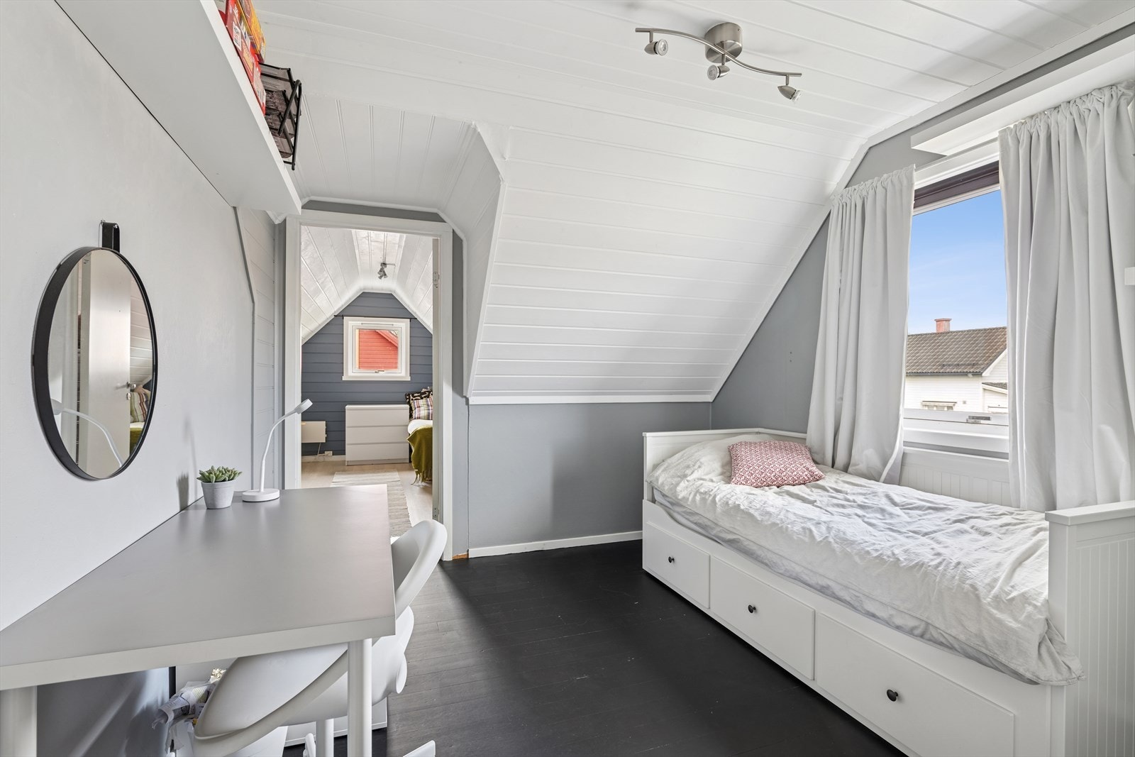 Det tredje soverommet er av god størrelse, og har videre adkomst til tidligere stableloft som nå er innredet som loftstue/soverom. Galleribilde