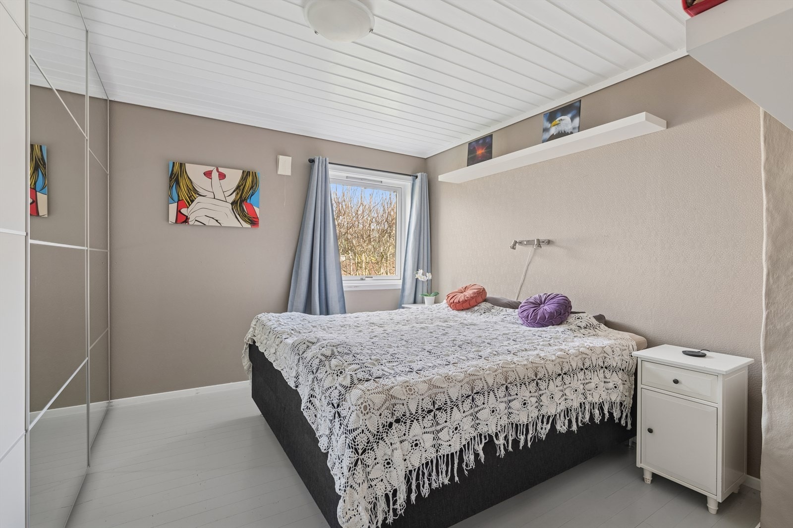 I 1. etg finner man et stort soverom som passer ypperlig for de voksne i familien. Galleribilde