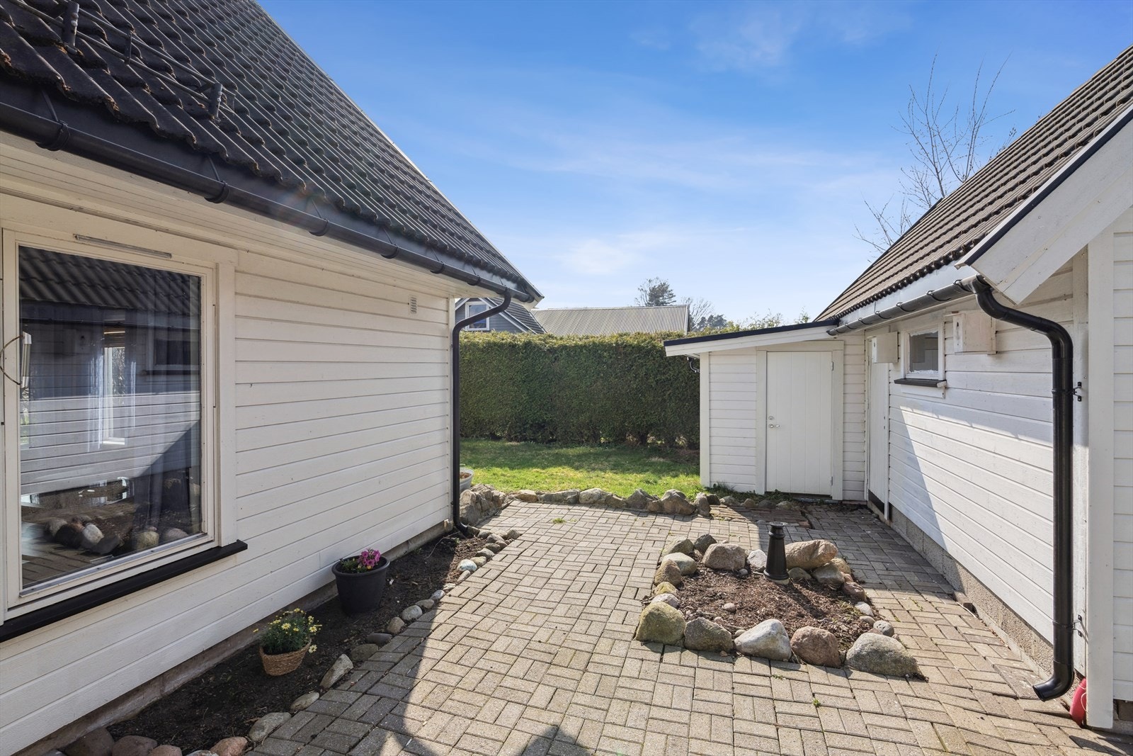 Hyggelig "portrom" mellom garasjen og huset. Garasjen er tilbygget med isolert utebod. Galleribilde