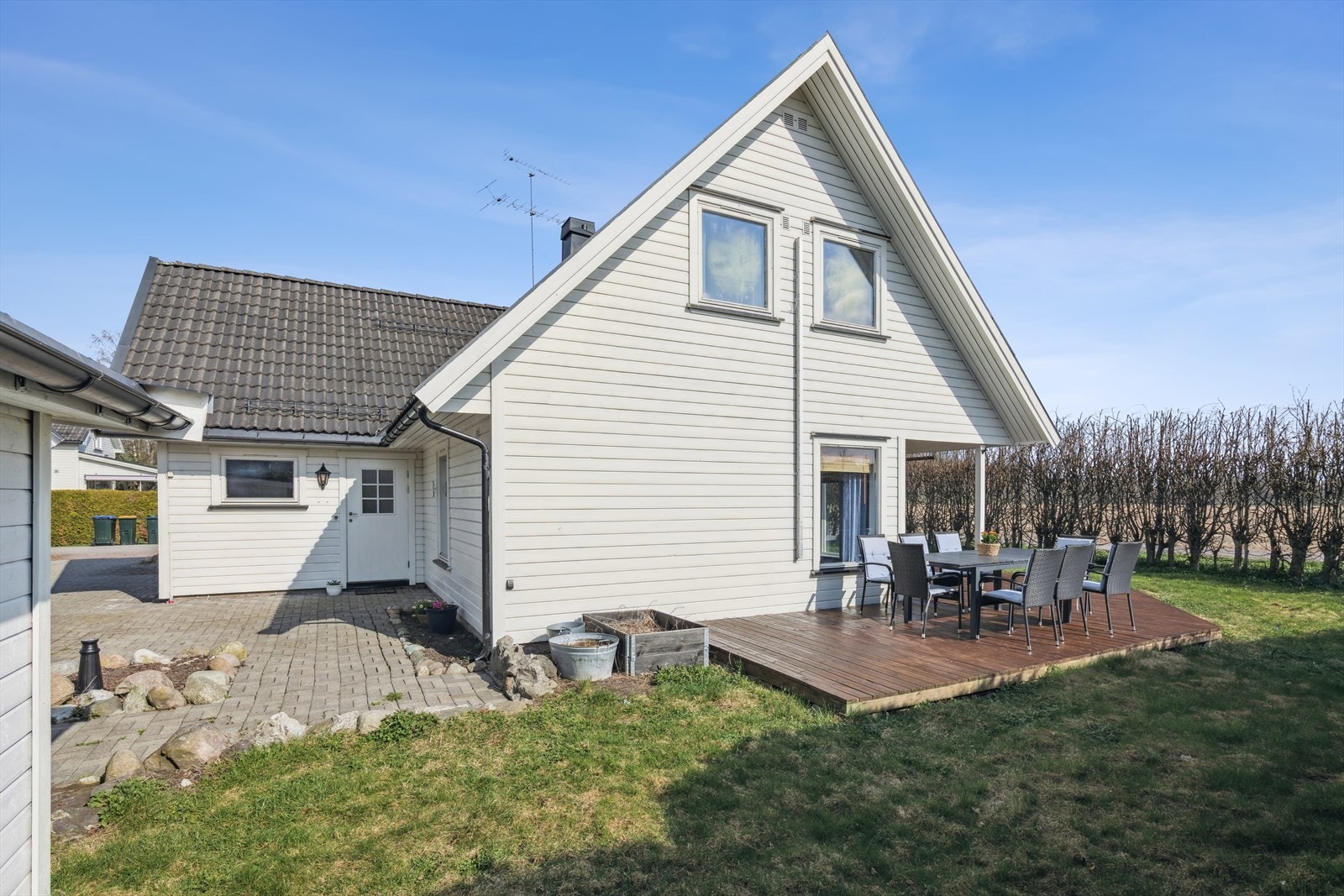 Lettstelt og skjermet hage med sol gjennom hele dagen. Galleribilde