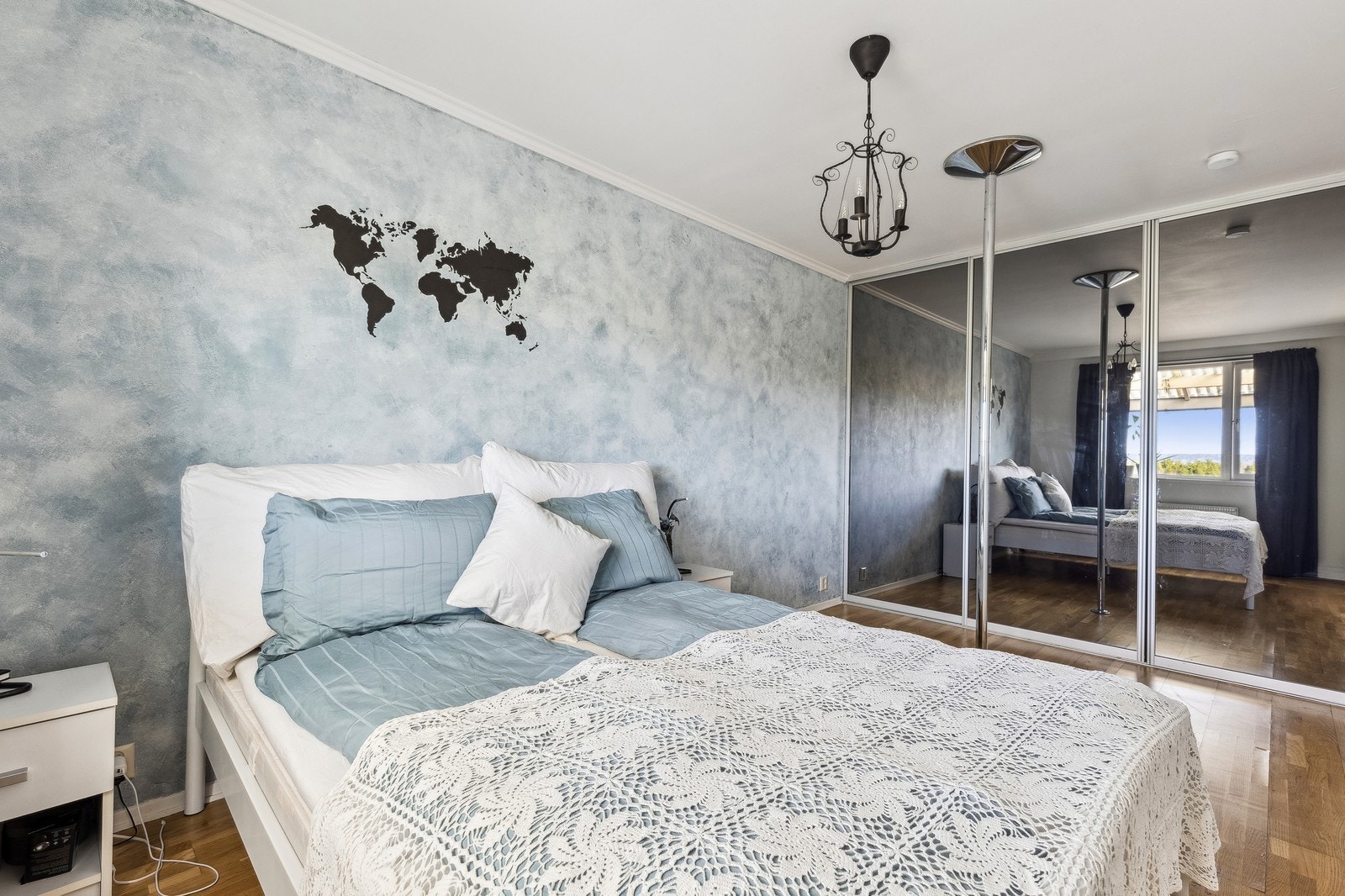 Stort soverom med skyvedørsgarderobe. Galleribilde