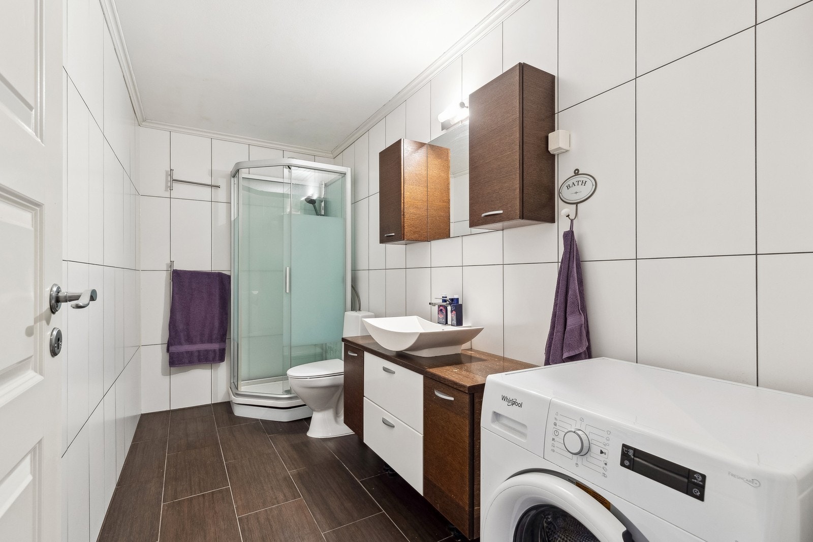 Stort bad med vaskemaskin. Galleribilde