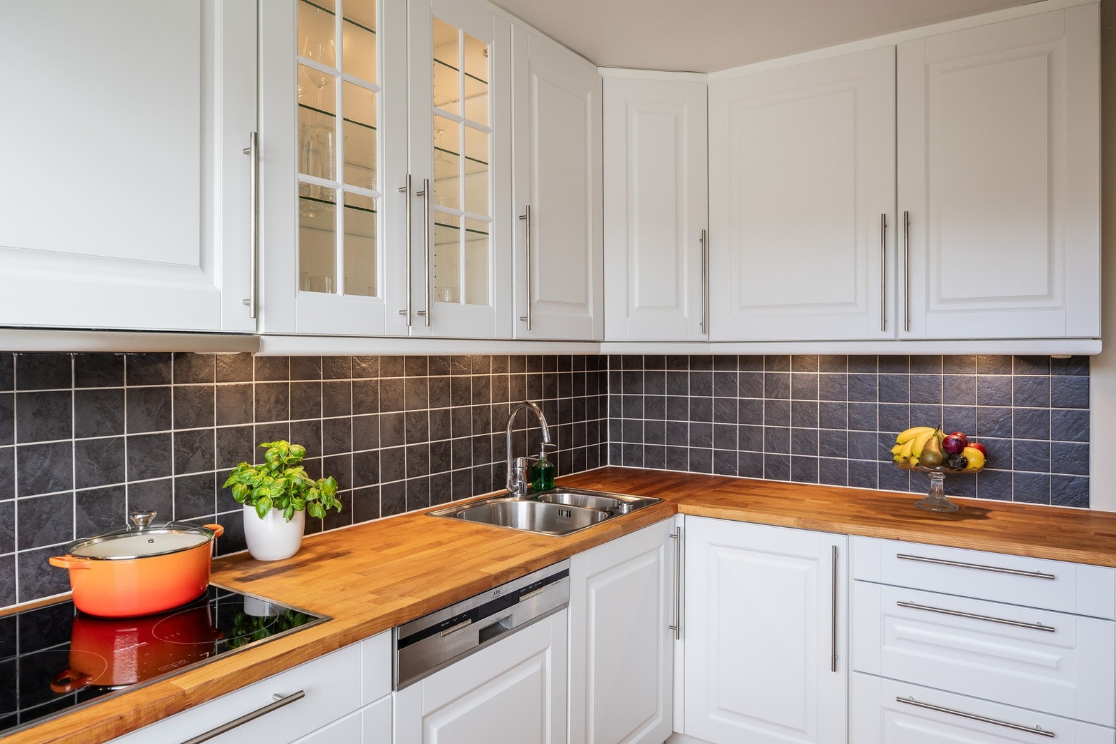 Kjøkkenet har en fin kombinasjon av skap- og benkeplass for både oppbevaring og matlaging. Galleribilde