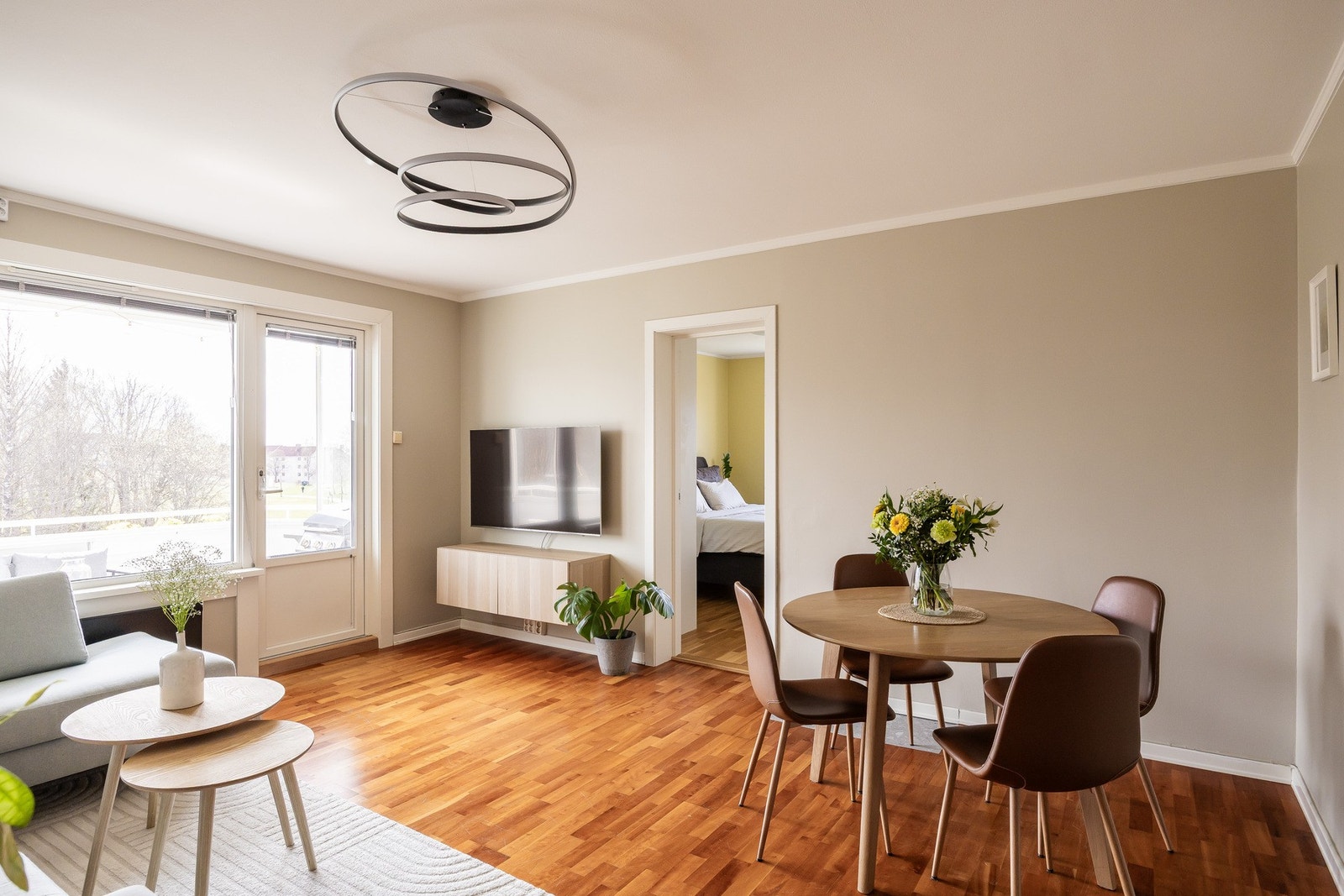 Leiligheten er lys og innbydende. Galleribilde