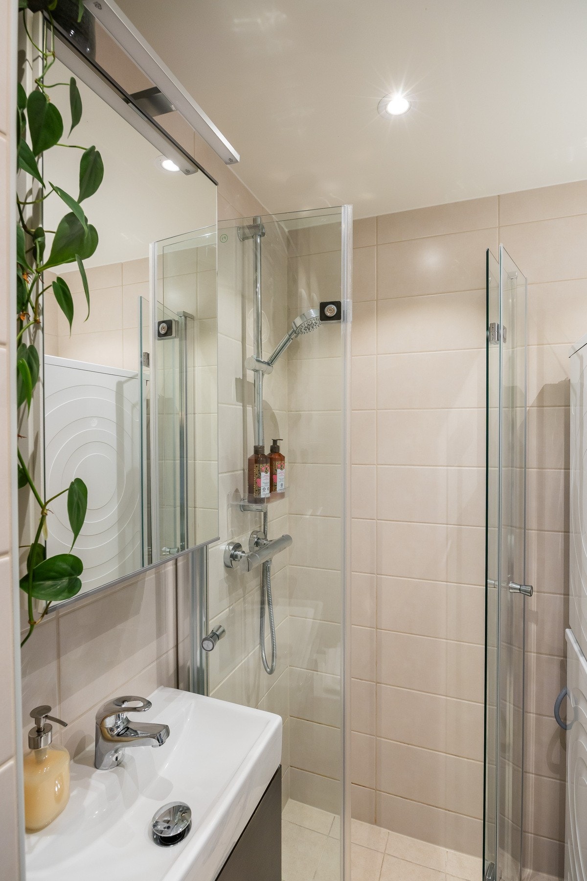 Det er nedfelt himling med downlights og varmekabler i gulvet. Galleribilde