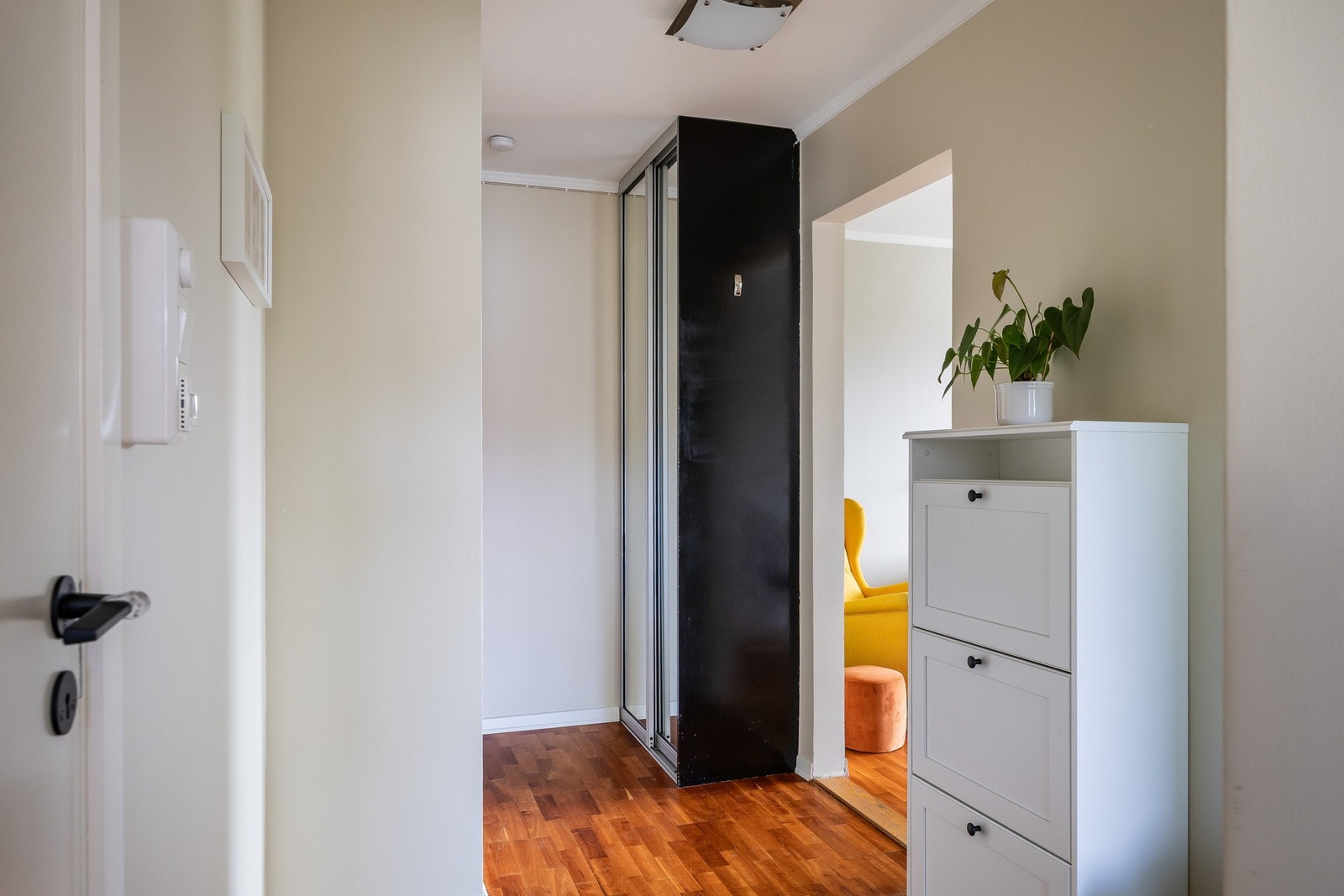 Entré med plass for klesoppheng og oppbevaring av sko. Galleribilde