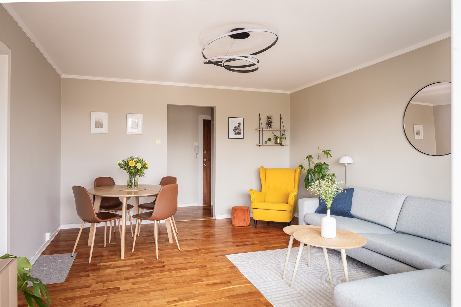 Overflatene er malt i en moderne og behagelig fargetone. Galleribilde