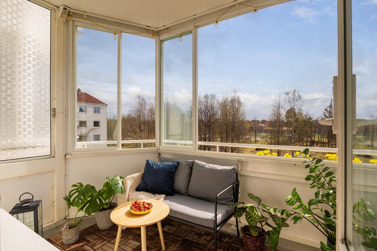 Balkongen er 7 kvm, og siden den er innglasset kan den benyttes året rundt. Galleribilde