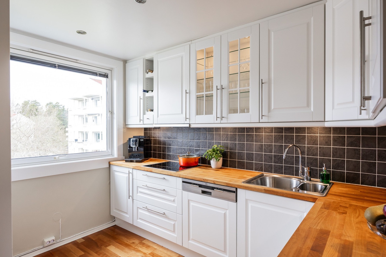 Videre har leiligheten et separat kjøkken. Galleribilde