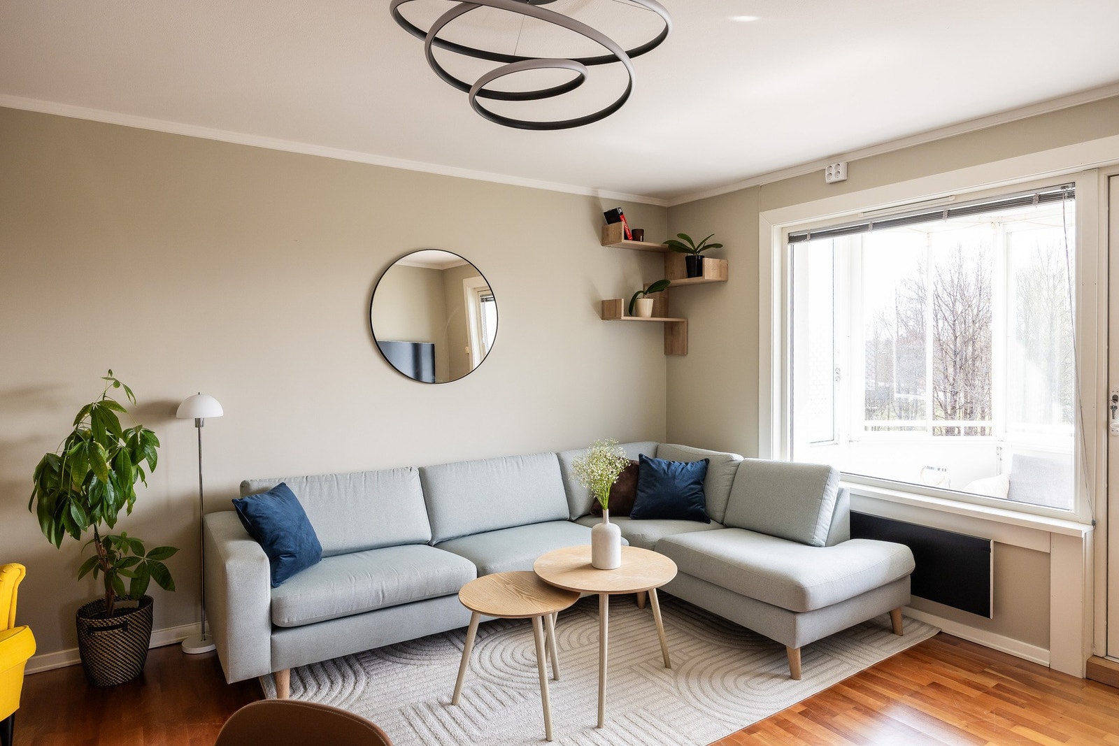 Det er god plass til å innrede med sofa, bord, stoler og tilhørende mediemøblement. Galleribilde