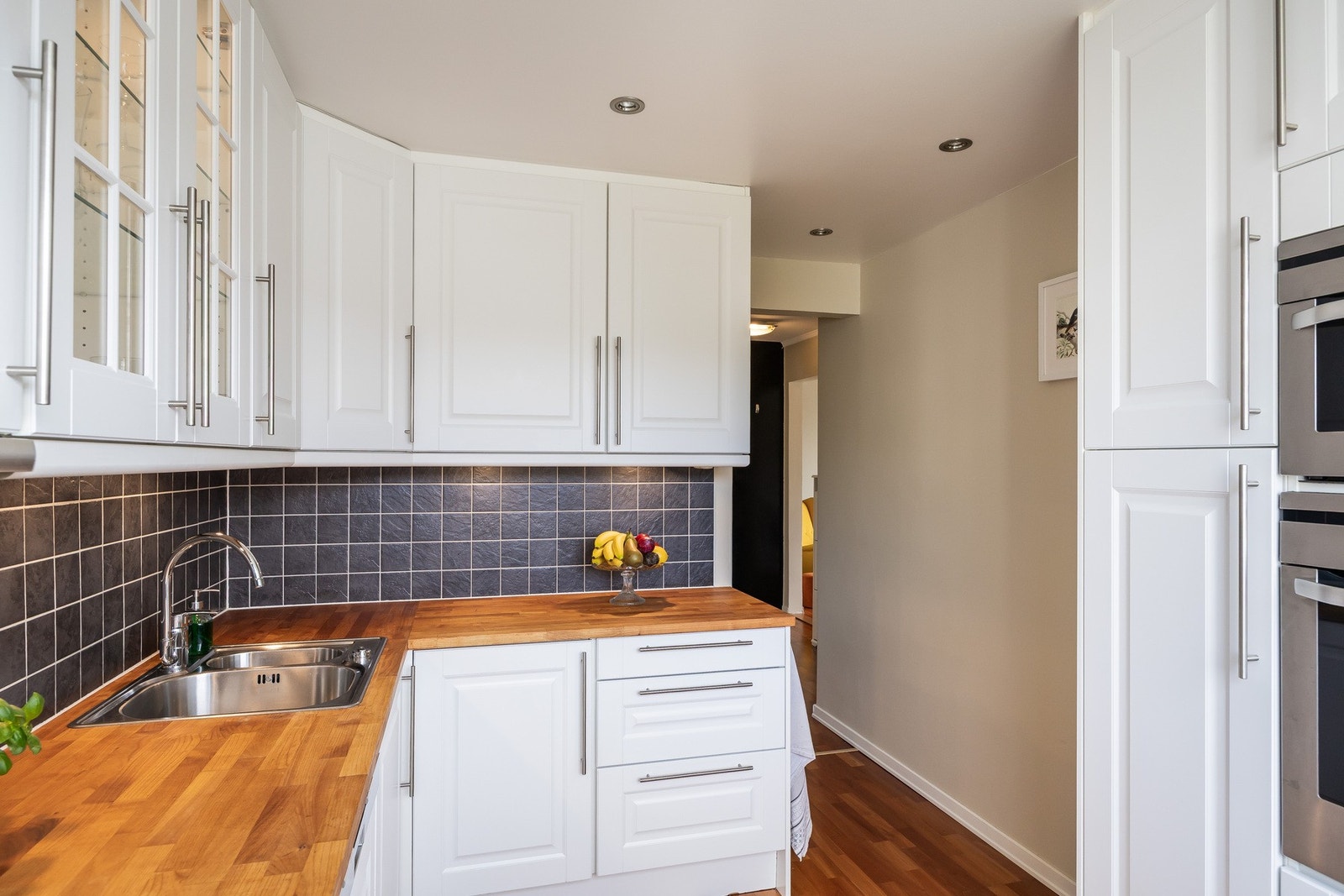 Det er glatte fronter og benkeplater av heltre. Galleribilde