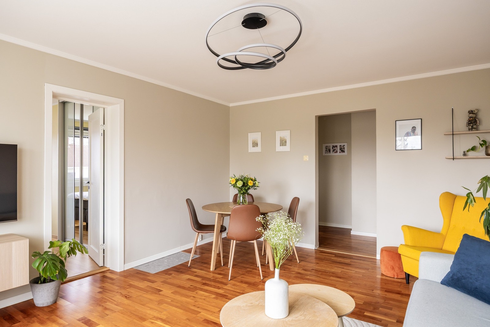 Rommets størrelse gjør at man får ulike soner både med TV-krok og spisestue. Galleribilde