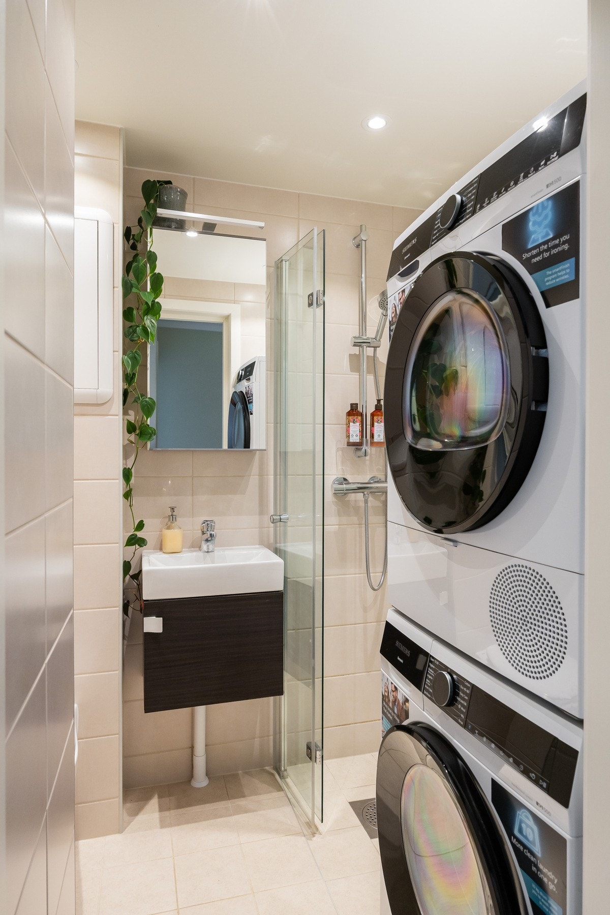 Opplegg og plass for både vaskemaskin og tørketrommel. Galleribilde