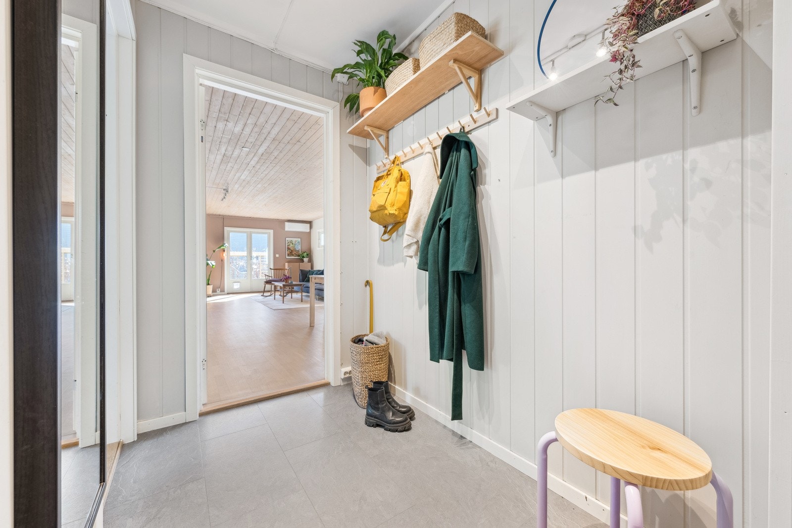Hyggelig entré med oppheng for ytterklør og mulighet for kommode hvis ønskelig Galleribilde