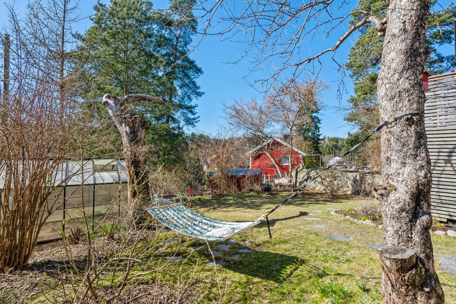 Fra terrasse har du nedgang til stor hage Galleribilde