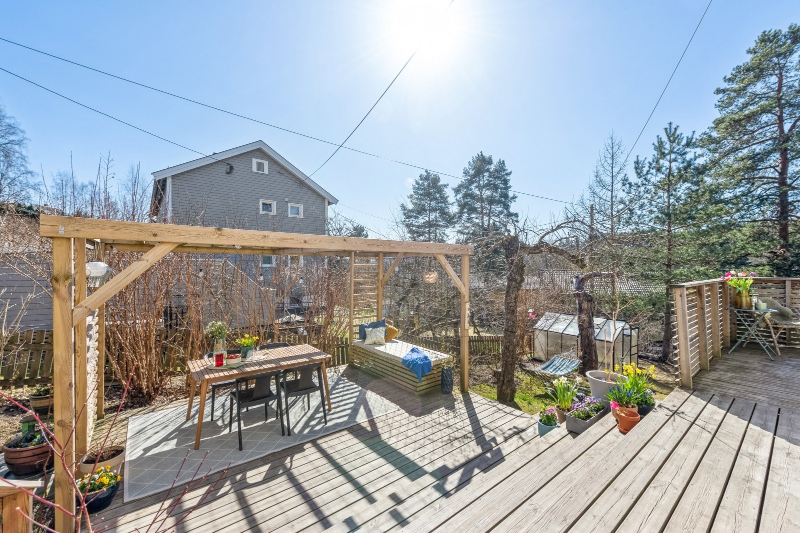 Boligen har en fantastisk terrasse med pergola Galleribilde