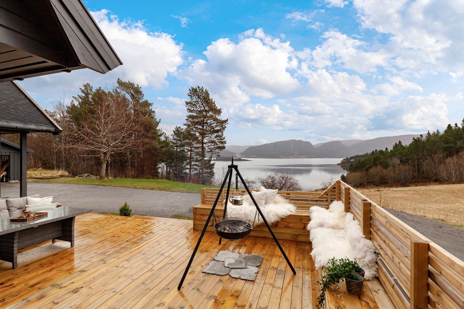 Romslig terrasse med god plass for utemøblement Galleribilde
