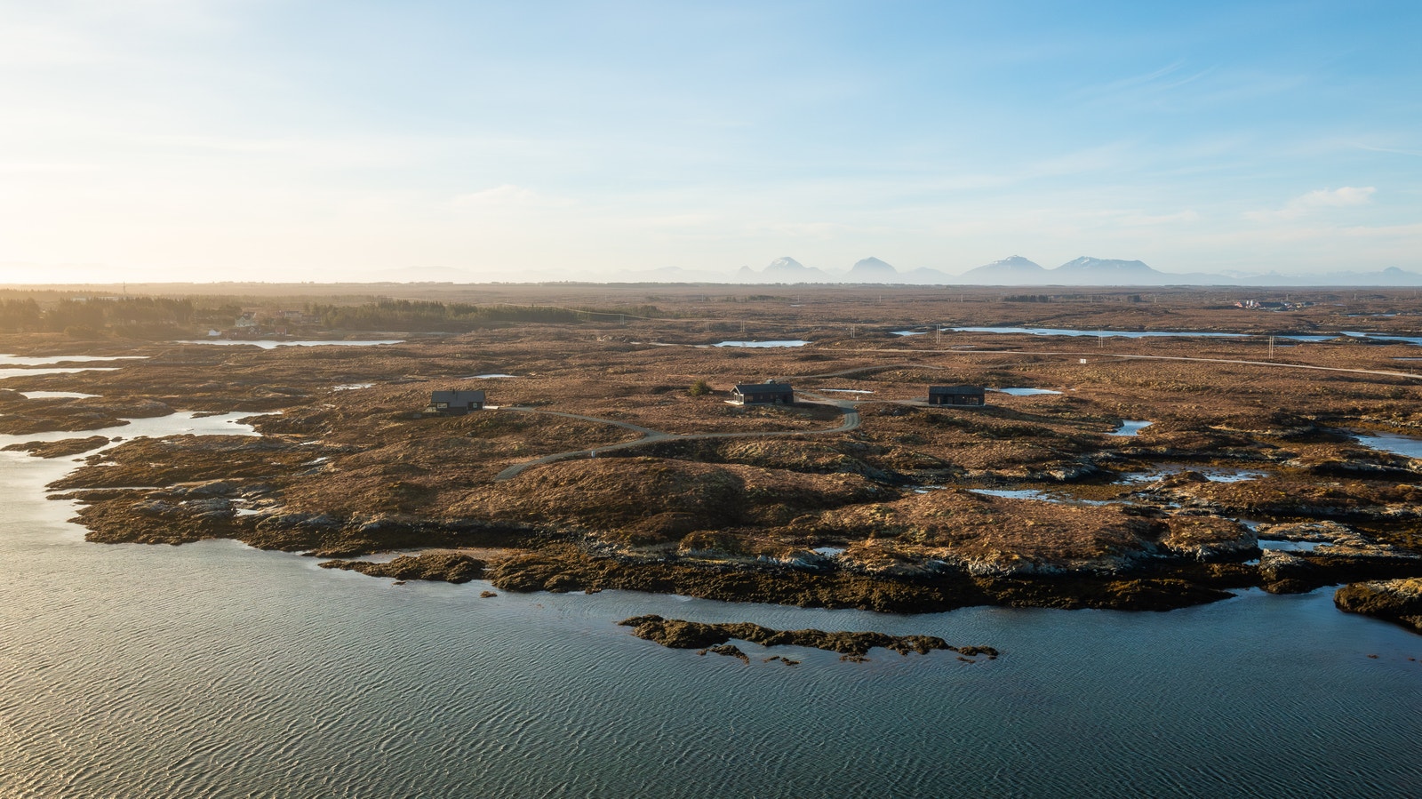 Her får du ekte kystidyll med havet som nærmeste nabo, sol hele dagen, og kort vei til både båtplass og Smølasenteret. Galleribilde