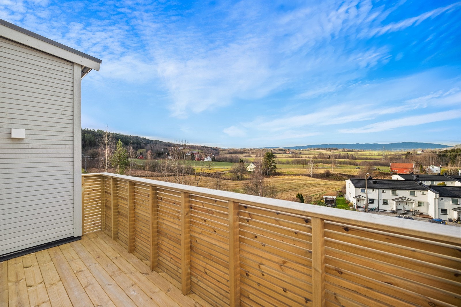 Fra stuen er det utgang til liten veranda på ca. 6 kvm, i tillegg har boligen markterrasse på ca. 25 kvm Galleribilde