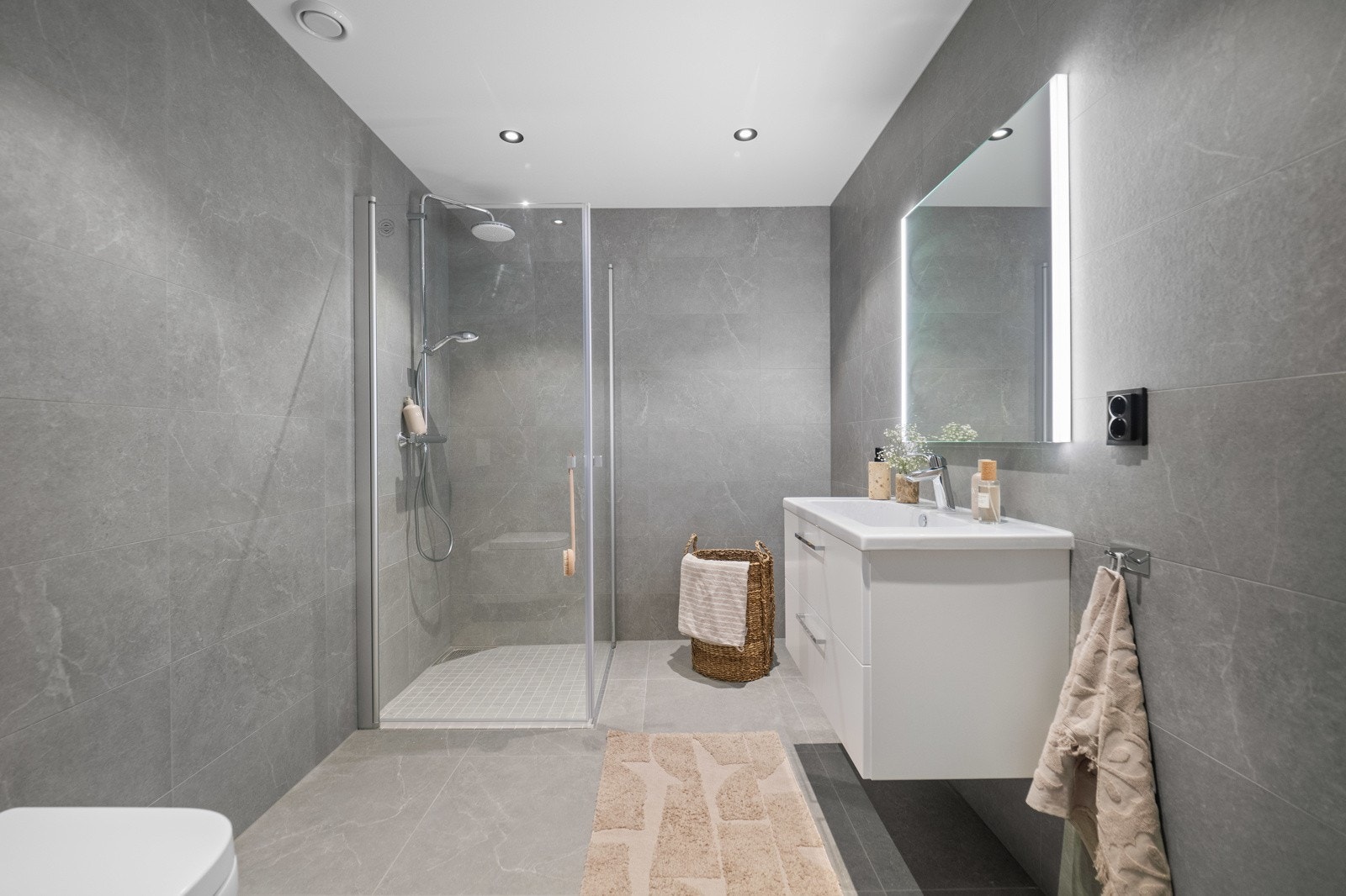 I tillegg til badet oppe, ligger det et bad i underetasjen samt et vaskerom Galleribilde