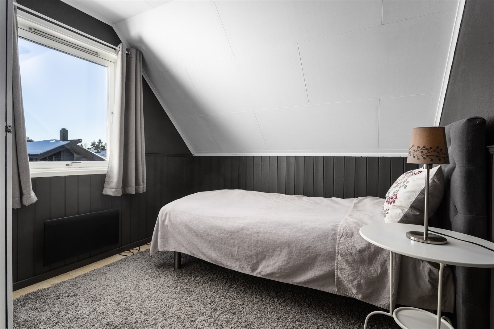 Soverommene har god plass til seng og tilhørende møblement. Galleribilde